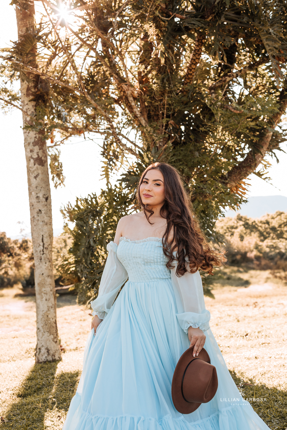 ensaio-de-quinze-anos-sitio-em-treviso-vestido vermelho-e-branco-no-rio-com-bory-preto-fotografa-de-lauro-muller-santa-catarina