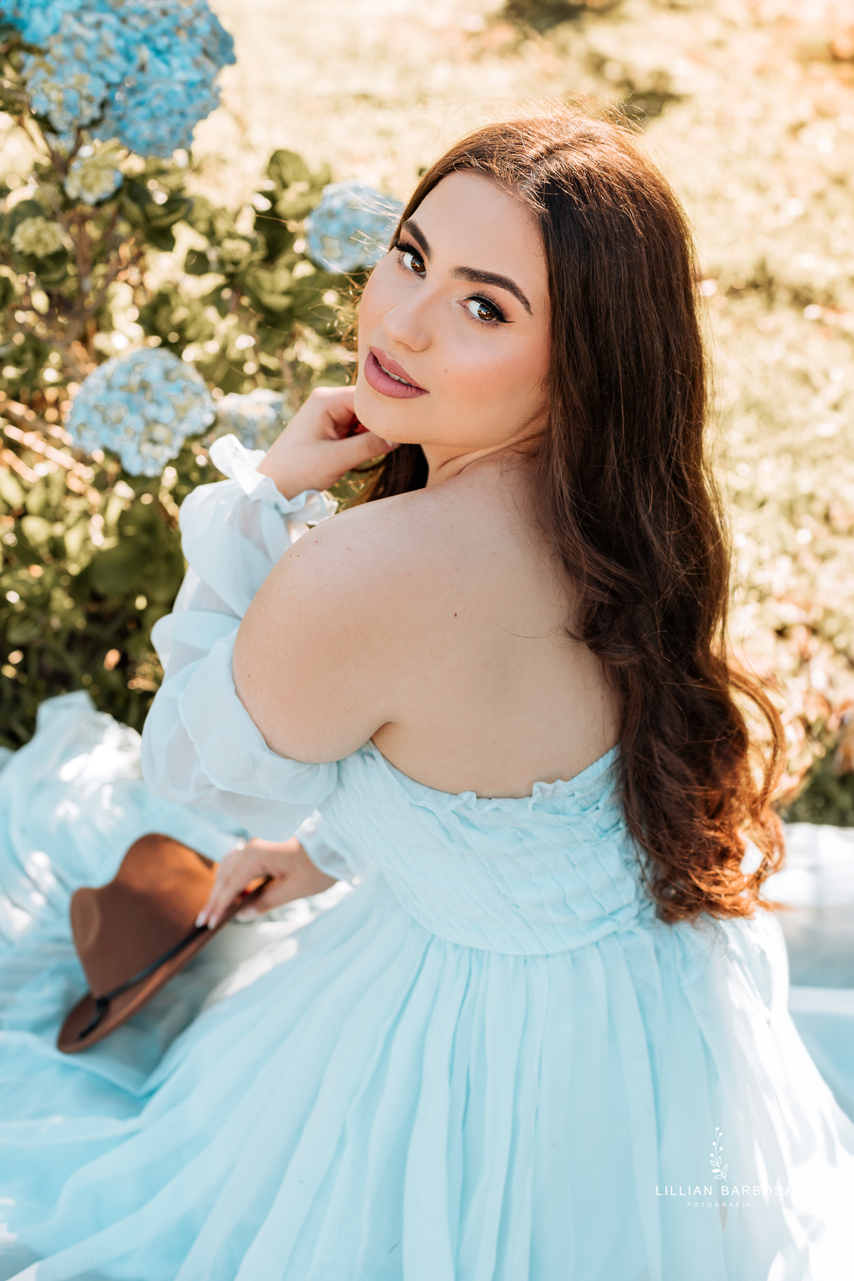 ensaio-de-quinze-anos-sitio-em-treviso-vestido vermelho-e-branco-no-rio-com-bory-preto-fotografa-de-lauro-muller-santa-catarina