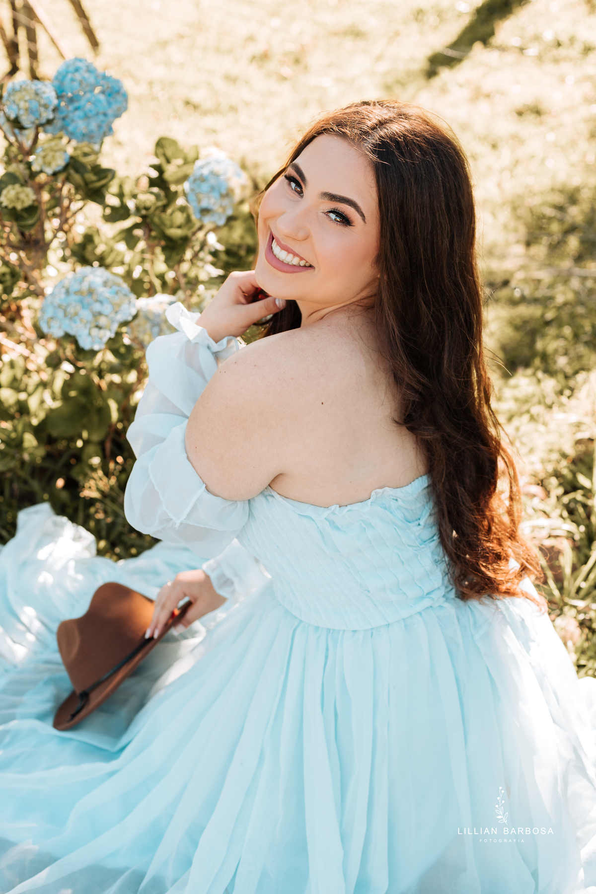 ensaio-de-quinze-anos-sitio-em-treviso-vestido vermelho-e-branco-no-rio-com-bory-preto-fotografa-de-lauro-muller-santa-catarina