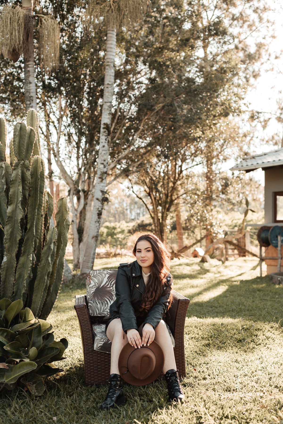 ensaio-de-quinze-anos-sitio-em-treviso-vestido vermelho-e-branco-no-rio-com-bory-preto-fotografa-de-lauro-muller-santa-catarina