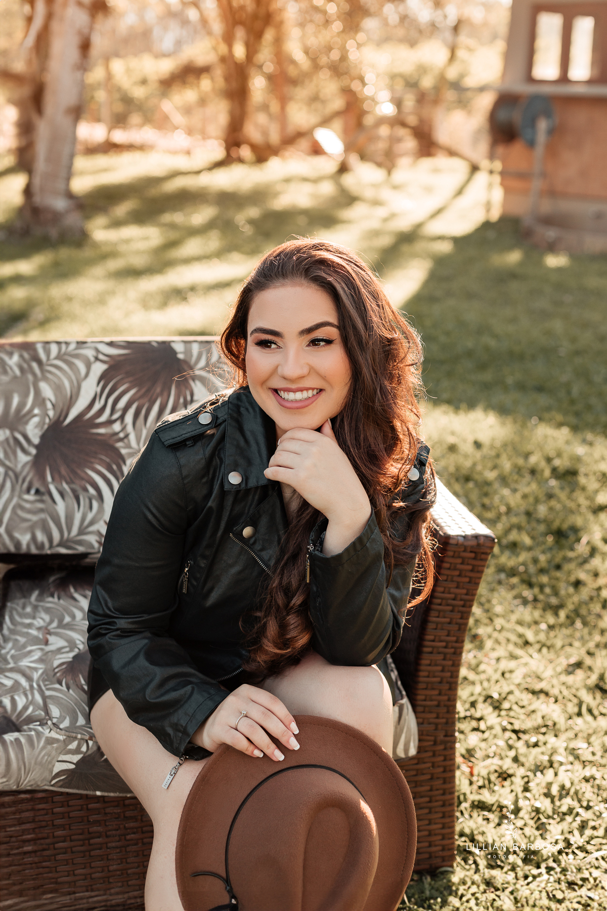 ensaio-de-quinze-anos-sitio-em-treviso-vestido vermelho-e-branco-no-rio-com-bory-preto-fotografa-de-lauro-muller-santa-catarina