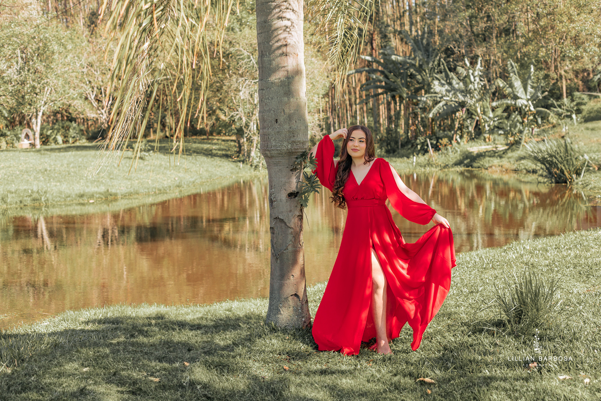 ensaio-de-quinze-anos-sitio-em-treviso-vestido vermelho-e-branco-no-rio-com-bory-preto-fotografa-de-lauro-muller-santa-catarina