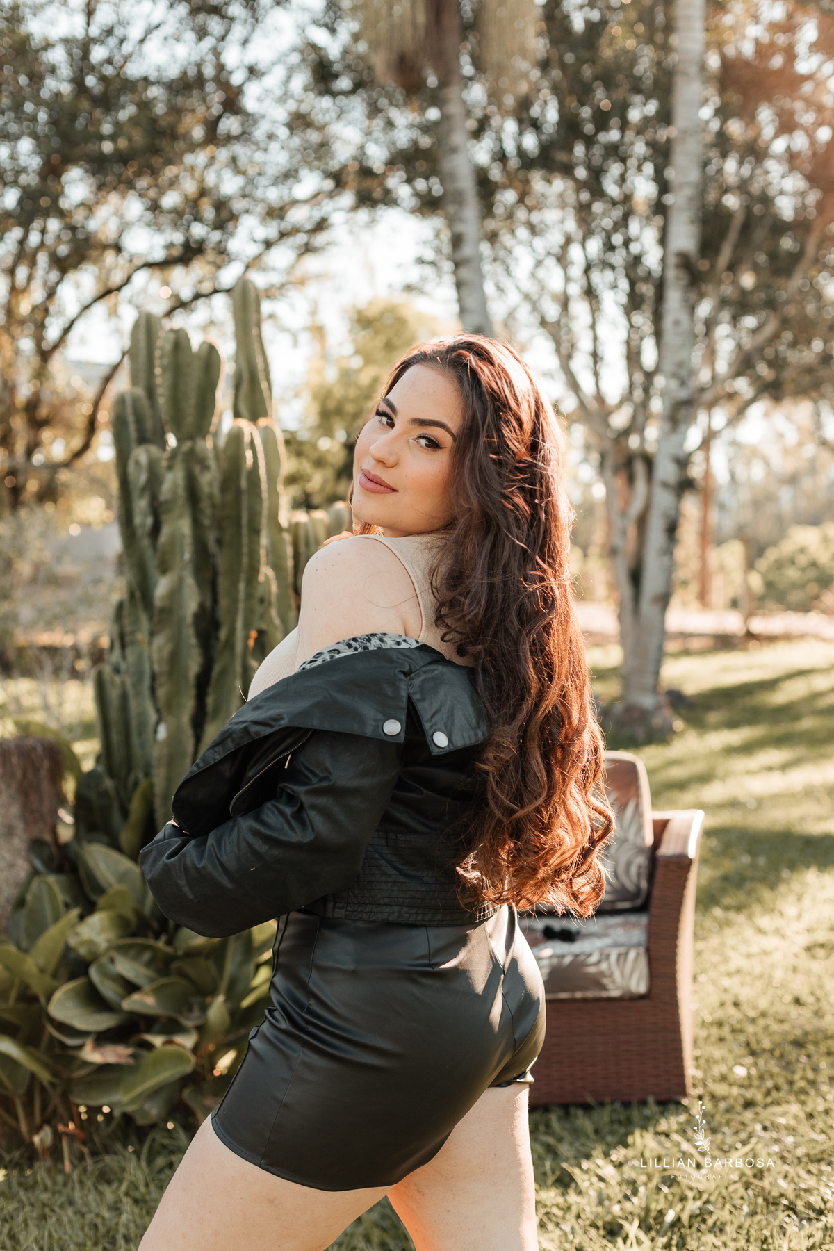 ensaio-de-quinze-anos-sitio-em-treviso-vestido vermelho-e-branco-no-rio-com-bory-preto-fotografa-de-lauro-muller-santa-catarina