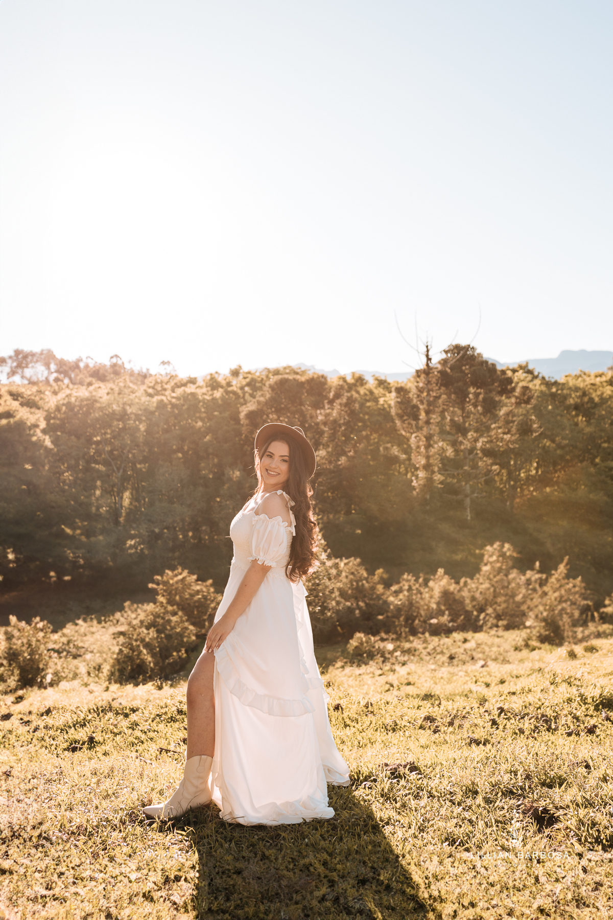 ensaio-de-quinze-anos-sitio-em-treviso-vestido vermelho-e-branco-no-rio-com-bory-preto-fotografa-de-lauro-muller-santa-catarina
