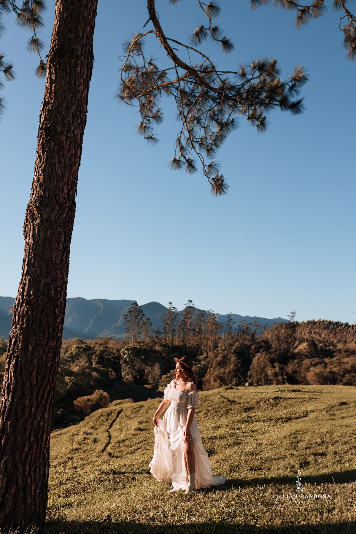 ensaio-de-quinze-anos-sitio-em-treviso-vestido vermelho-e-branco-no-rio-com-bory-preto-fotografa-de-lauro-muller-santa-catarina