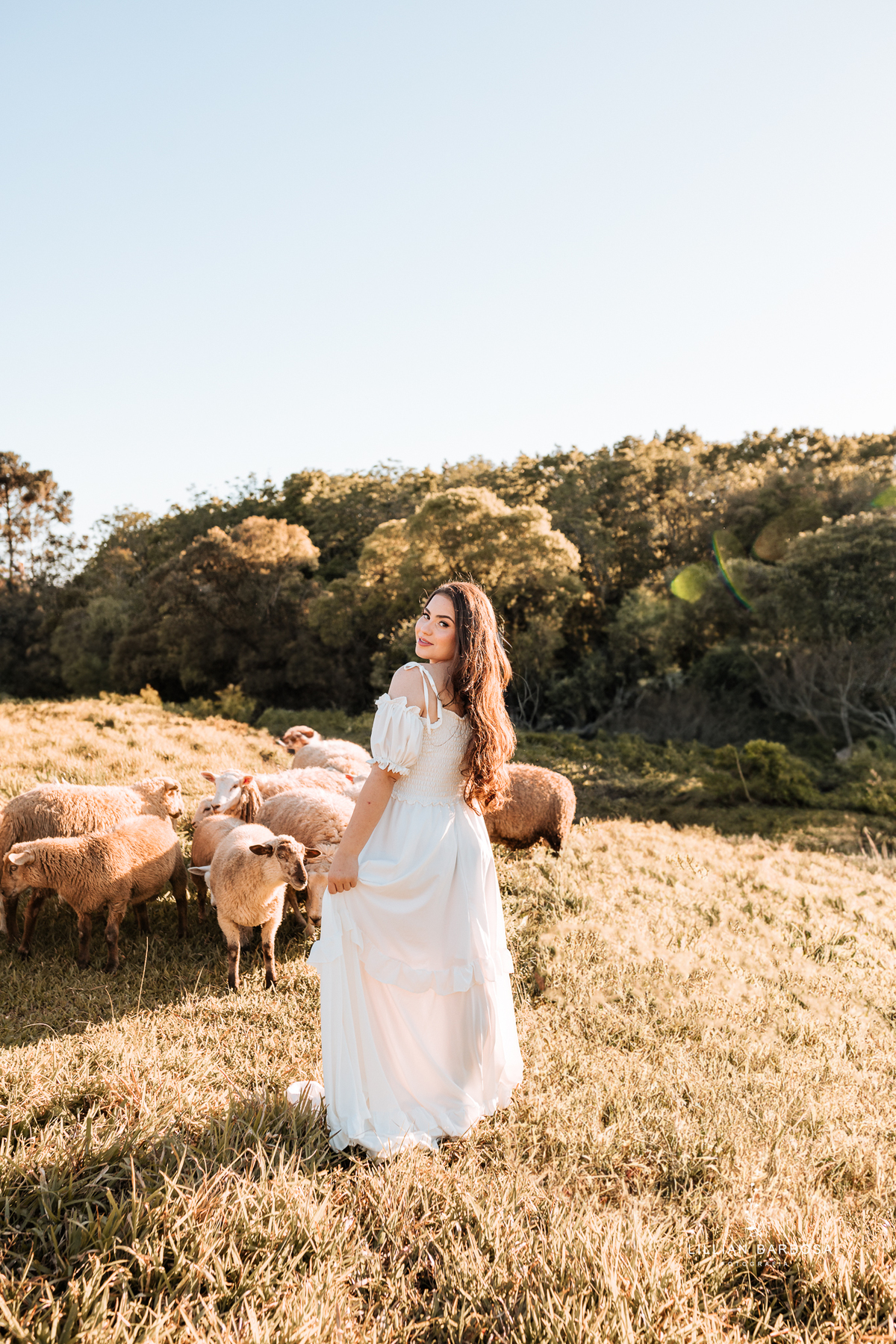 ensaio-de-quinze-anos-sitio-em-treviso-vestido vermelho-e-branco-no-rio-com-bory-preto-fotografa-de-lauro-muller-santa-catarina