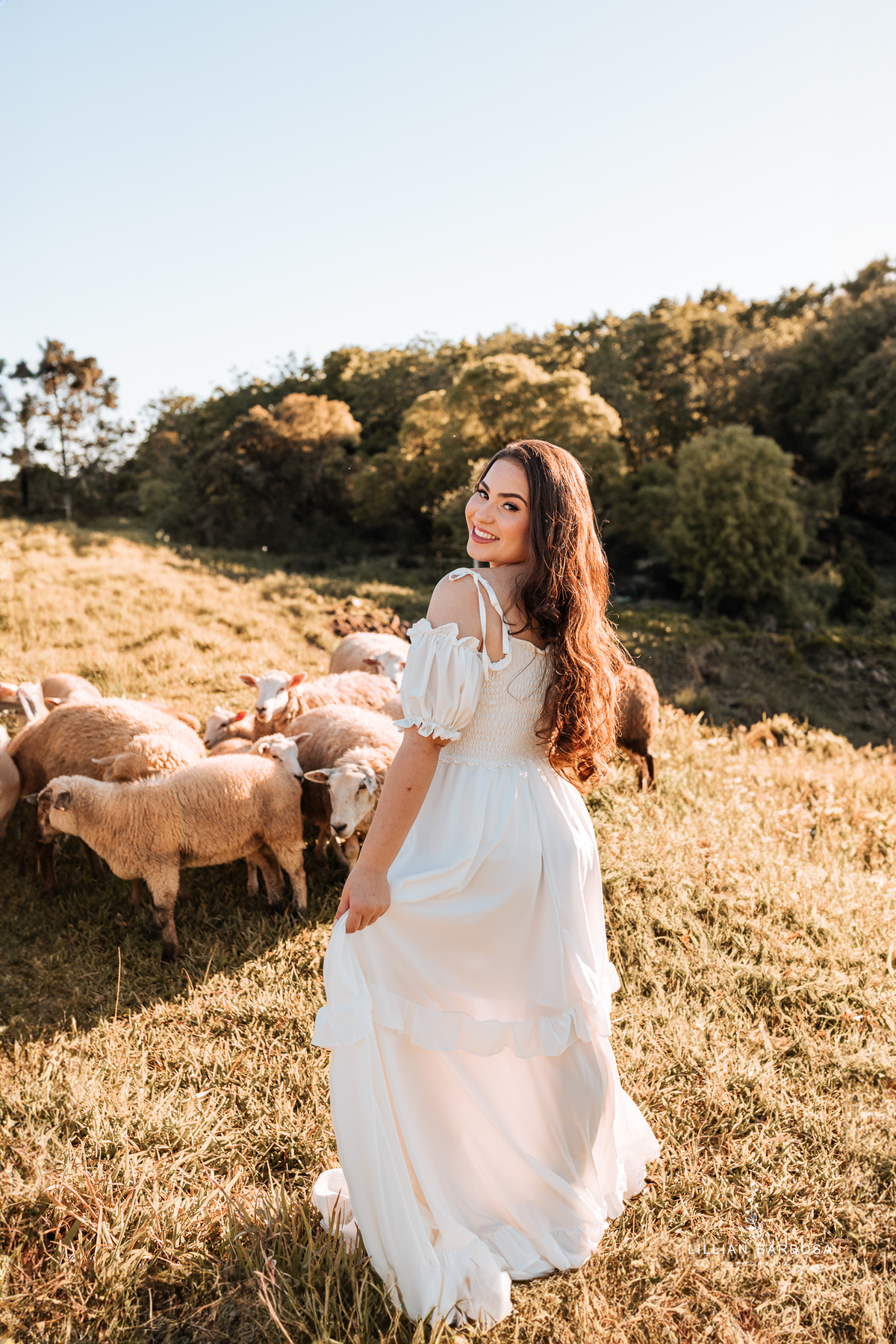 ensaio-de-quinze-anos-sitio-em-treviso-vestido vermelho-e-branco-no-rio-com-bory-preto-fotografa-de-lauro-muller-santa-catarina