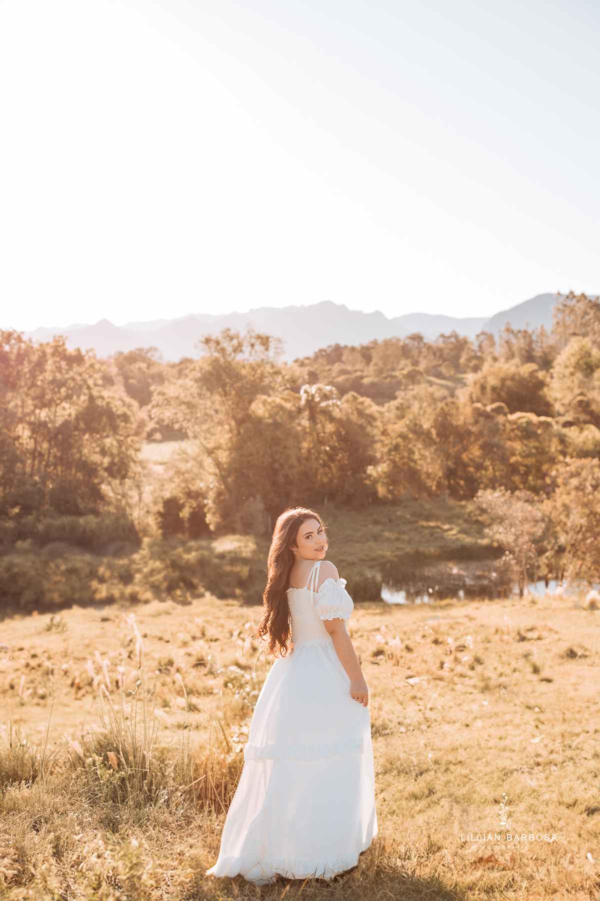 ensaio-de-quinze-anos-sitio-em-treviso-vestido vermelho-e-branco-no-rio-com-bory-preto-fotografa-de-lauro-muller-santa-catarina