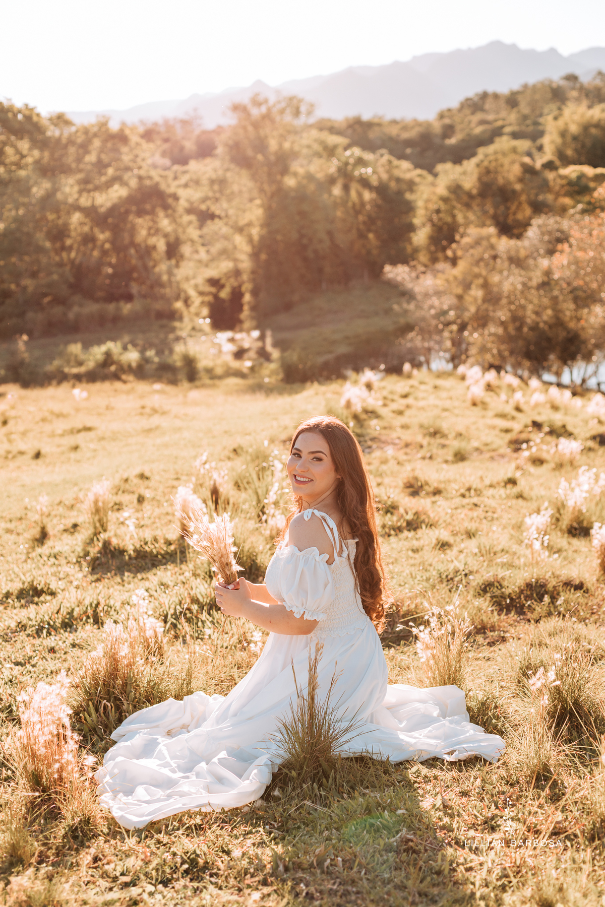 ensaio-de-quinze-anos-sitio-em-treviso-vestido vermelho-e-branco-no-rio-com-bory-preto-fotografa-de-lauro-muller-santa-catarina