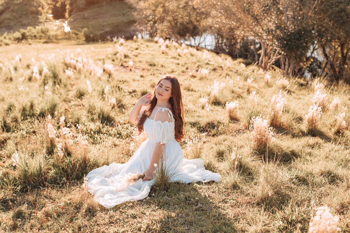 ensaio-de-quinze-anos-sitio-em-treviso-vestido vermelho-e-branco-no-rio-com-bory-preto-fotografa-de-lauro-muller-santa-catarina