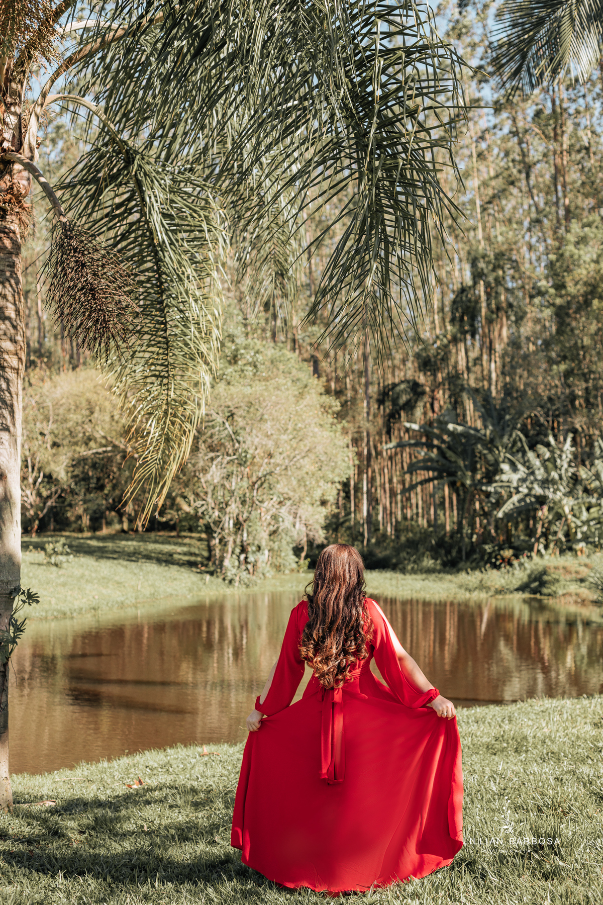 ensaio-de-quinze-anos-sitio-em-treviso-vestido vermelho-e-branco-no-rio-com-bory-preto-fotografa-de-lauro-muller-santa-catarina