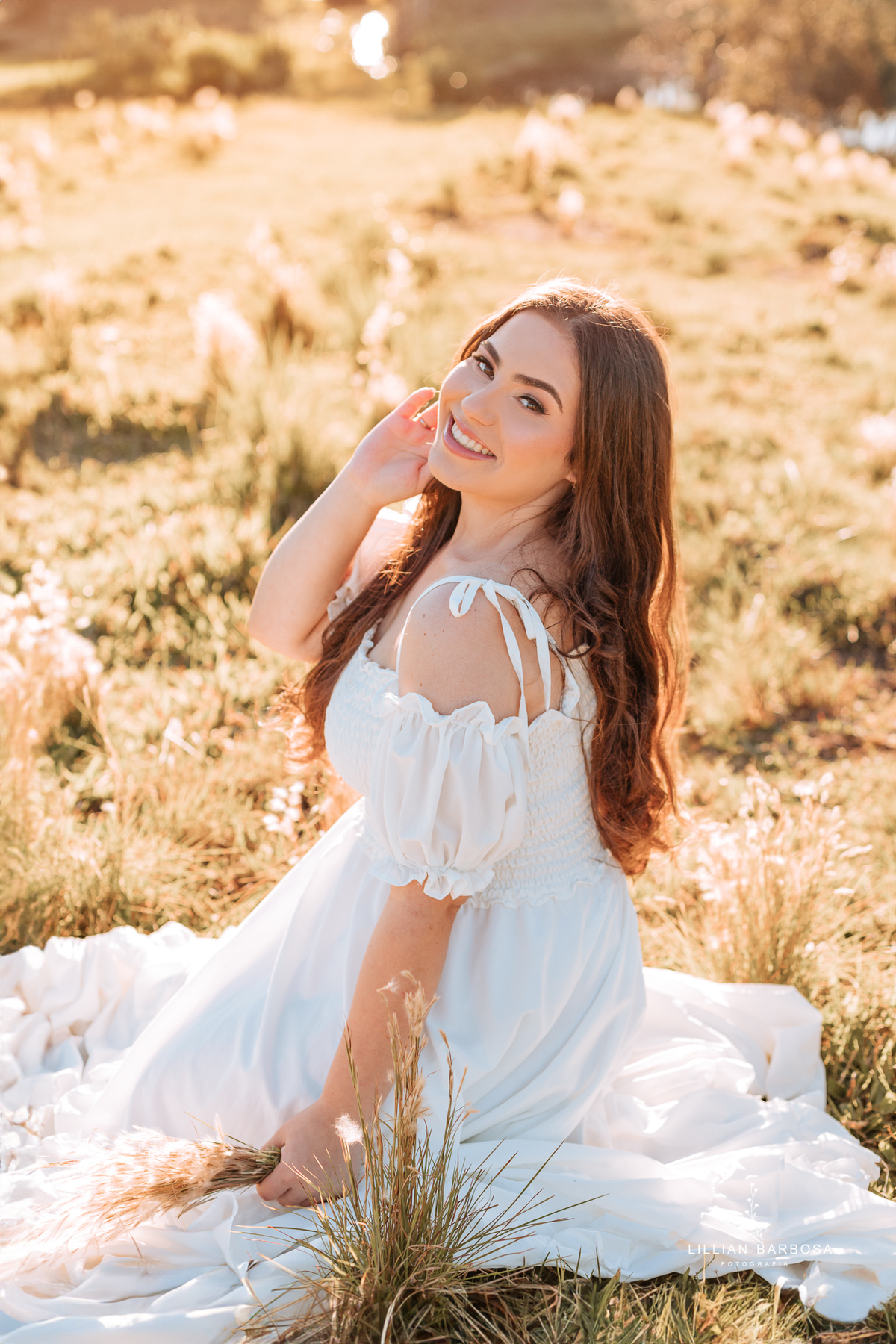 ensaio-de-quinze-anos-sitio-em-treviso-vestido vermelho-e-branco-no-rio-com-bory-preto-fotografa-de-lauro-muller-santa-catarina