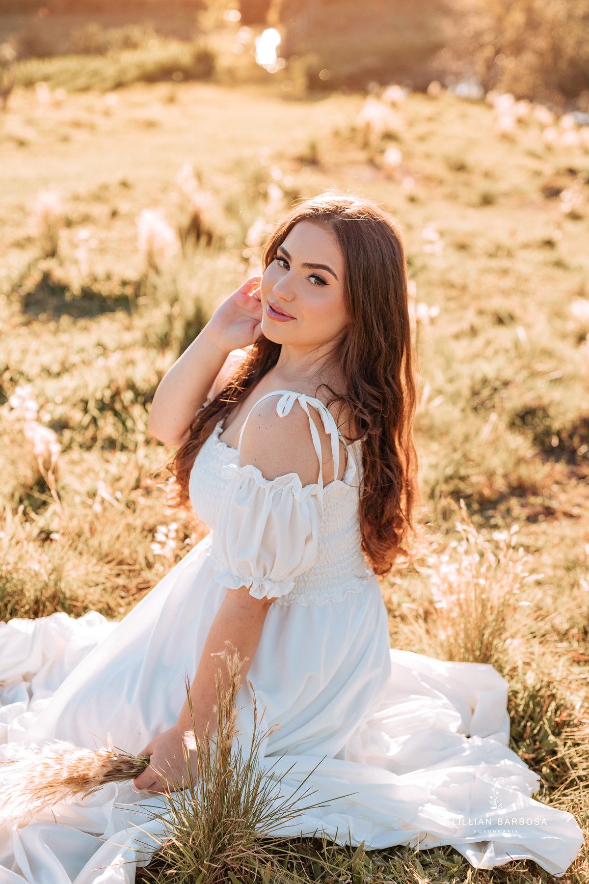 ensaio-de-quinze-anos-sitio-em-treviso-vestido vermelho-e-branco-no-rio-com-bory-preto-fotografa-de-lauro-muller-santa-catarina