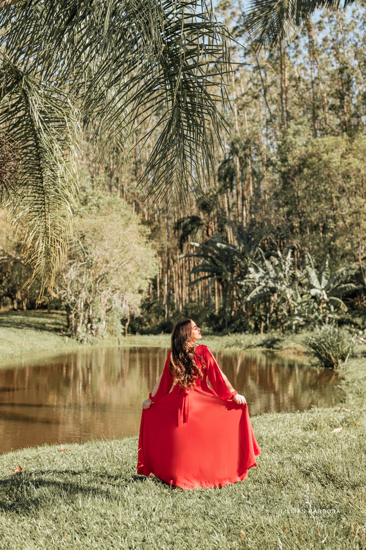 ensaio-de-quinze-anos-sitio-em-treviso-vestido vermelho-e-branco-no-rio-com-bory-preto-fotografa-de-lauro-muller-santa-catarina