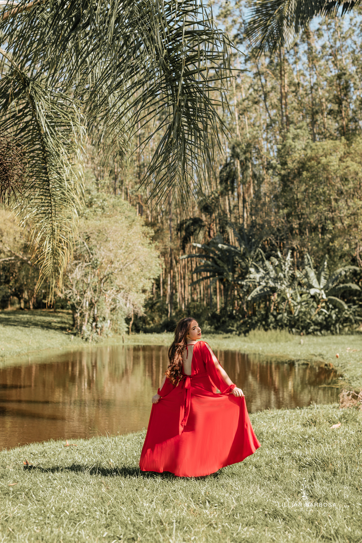 ensaio-de-quinze-anos-sitio-em-treviso-vestido vermelho-e-branco-no-rio-com-bory-preto-fotografa-de-lauro-muller-santa-catarina