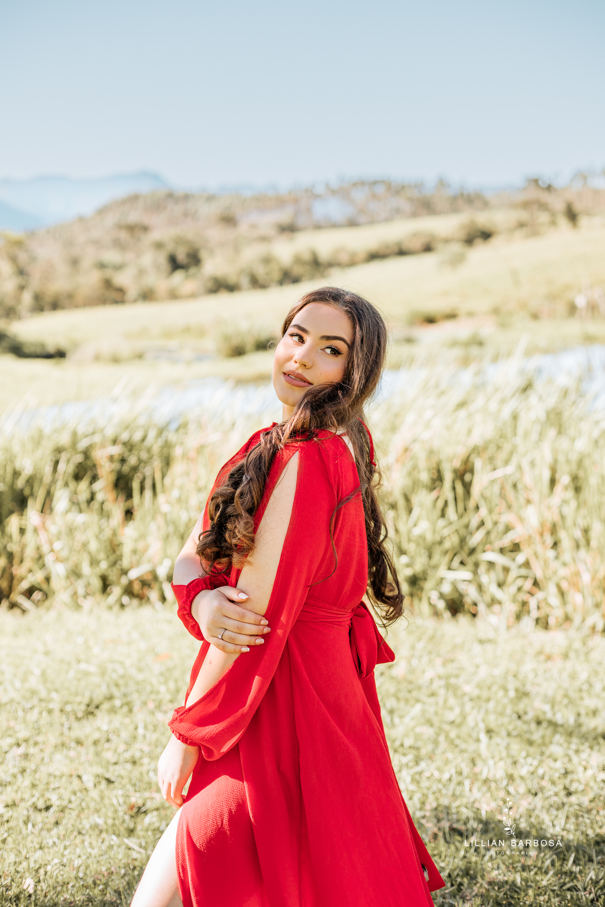 ensaio-de-quinze-anos-sitio-em-treviso-vestido vermelho-e-branco-no-rio-com-bory-preto-fotografa-de-lauro-muller-santa-catarina