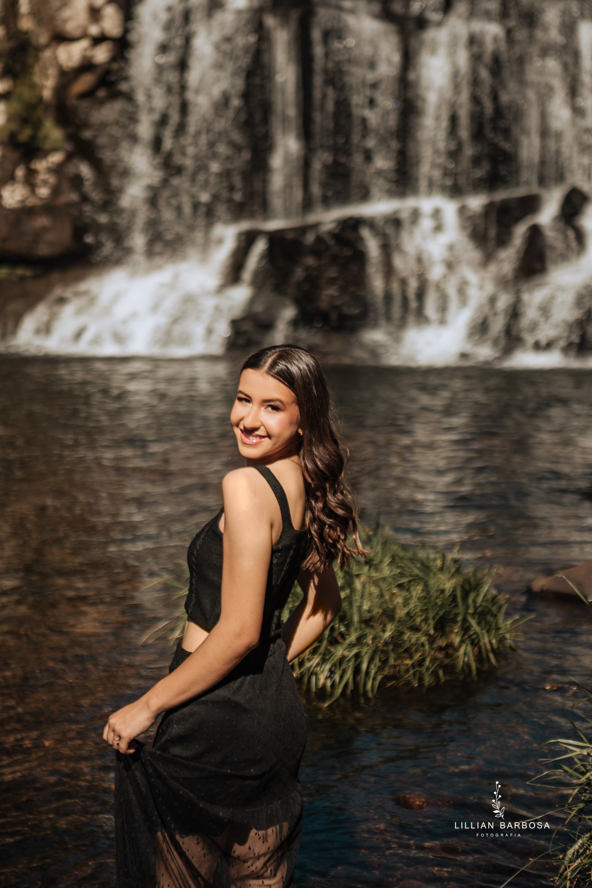 ensaio-de-quinze-anos-Serra-do-rio-do-rastro-vestido azu-e-cavalo-na-estrada--fotografa-de-lauro-muller-santa-catarina