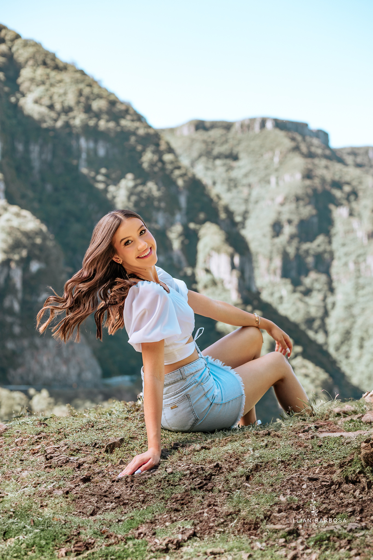 ensaio-de-quinze-anos-Serra-do-rio-do-rastro-vestido azu-e-cavalo-na-estrada--fotografa-de-lauro-muller-santa-catarina