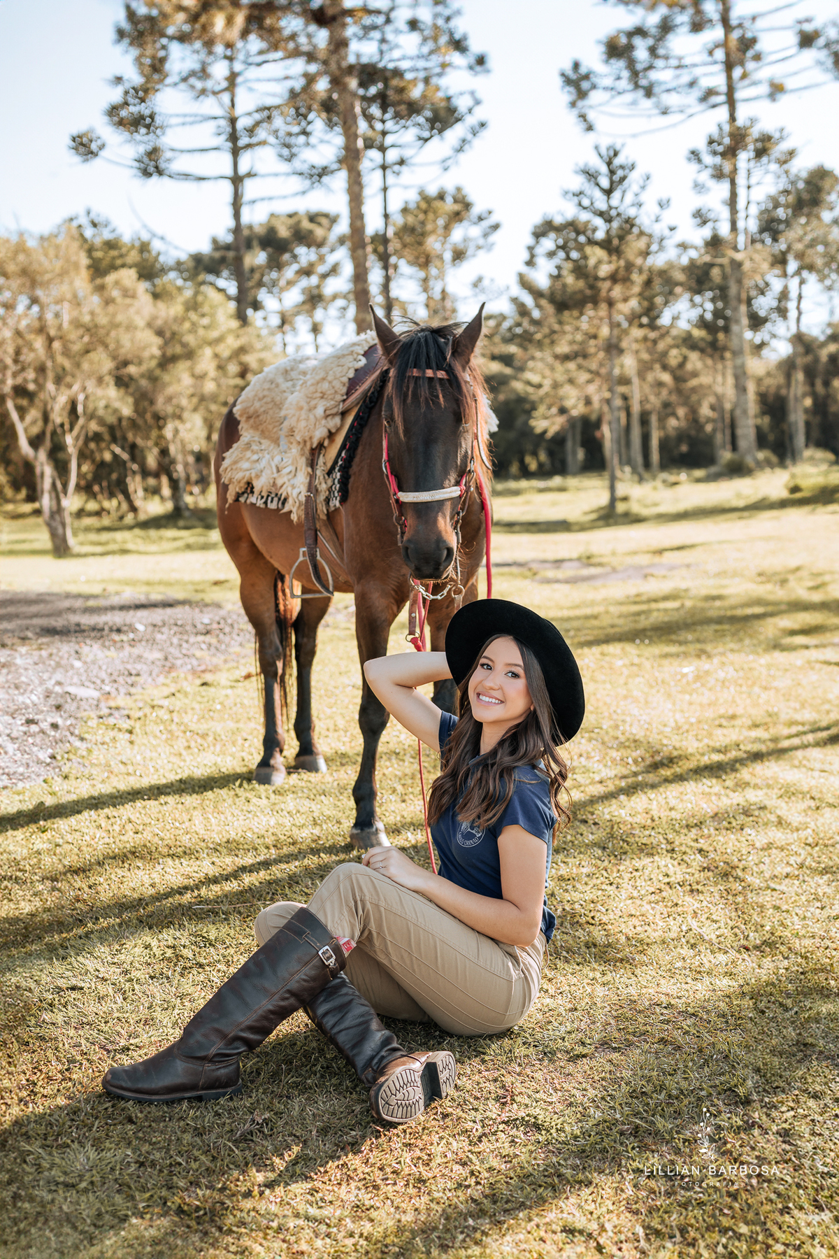 ensaio-de-quinze-anos-Serra-do-rio-do-rastro-vestido azu-e-cavalo-na-estrada--fotografa-de-lauro-muller-santa-catarina