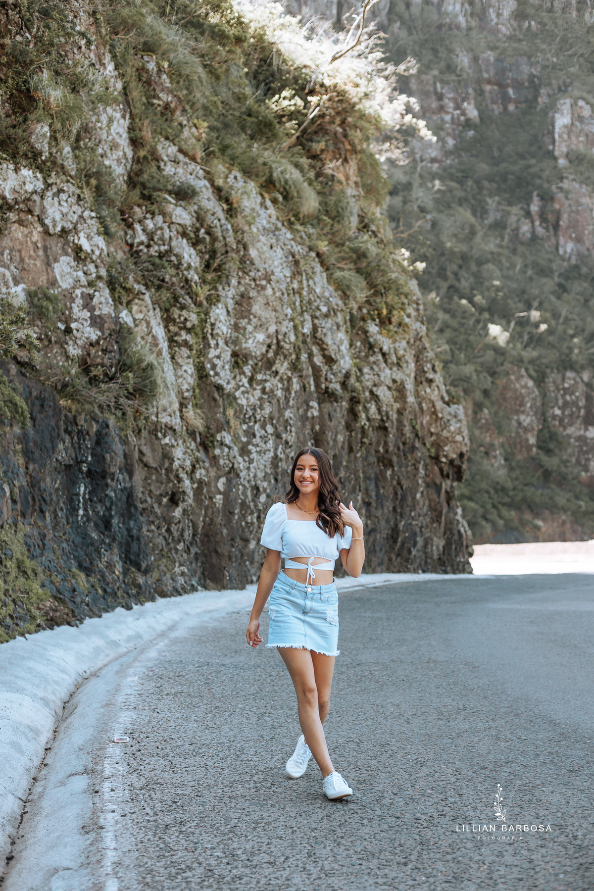 ensaio-de-quinze-anos-Serra-do-rio-do-rastro-vestido azu-e-cavalo-na-estrada--fotografa-de-lauro-muller-santa-catarina