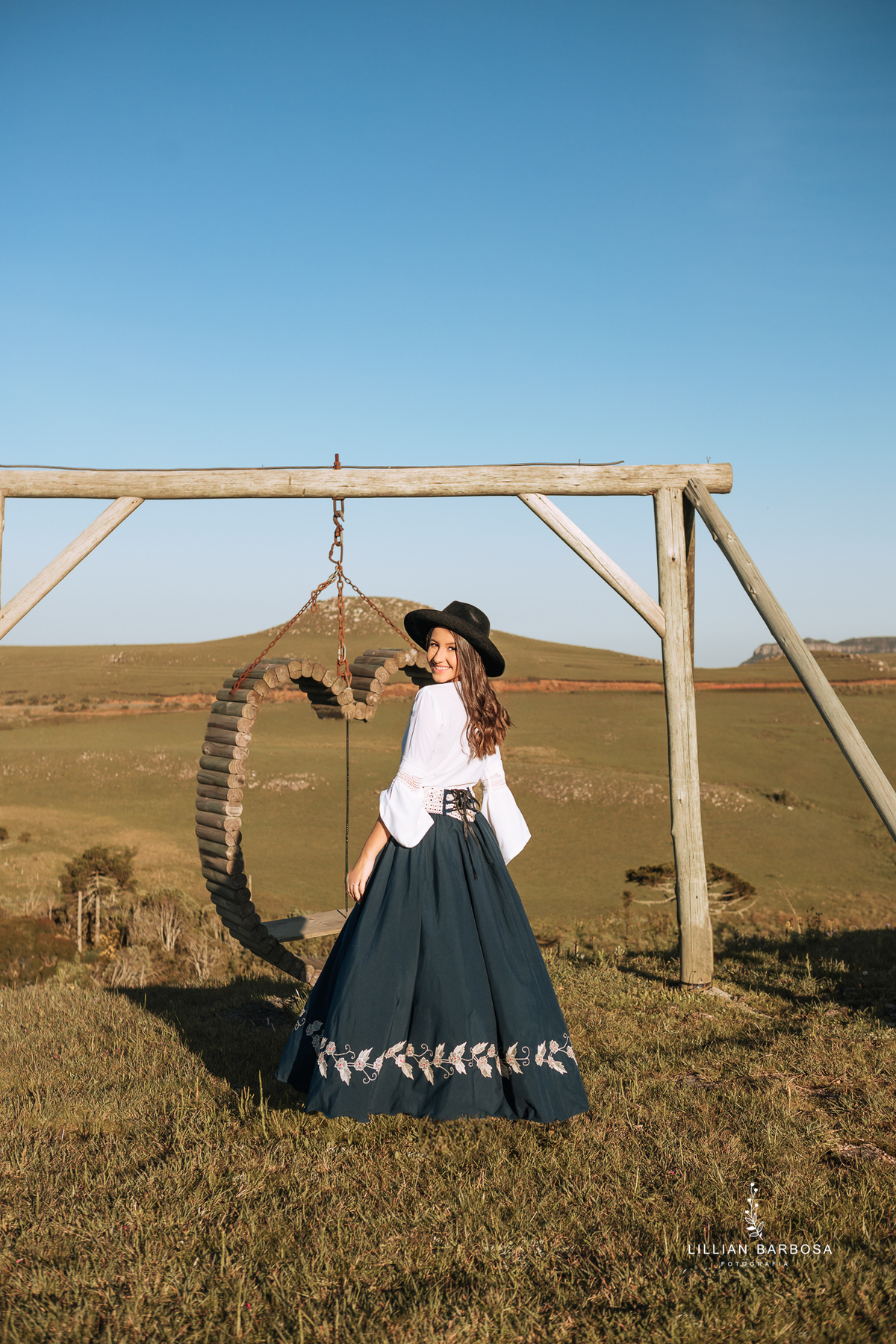 ensaio-de-quinze-anos-Serra-do-rio-do-rastro-vestido azu-e-cavalo-na-estrada--fotografa-de-lauro-muller-santa-catarina