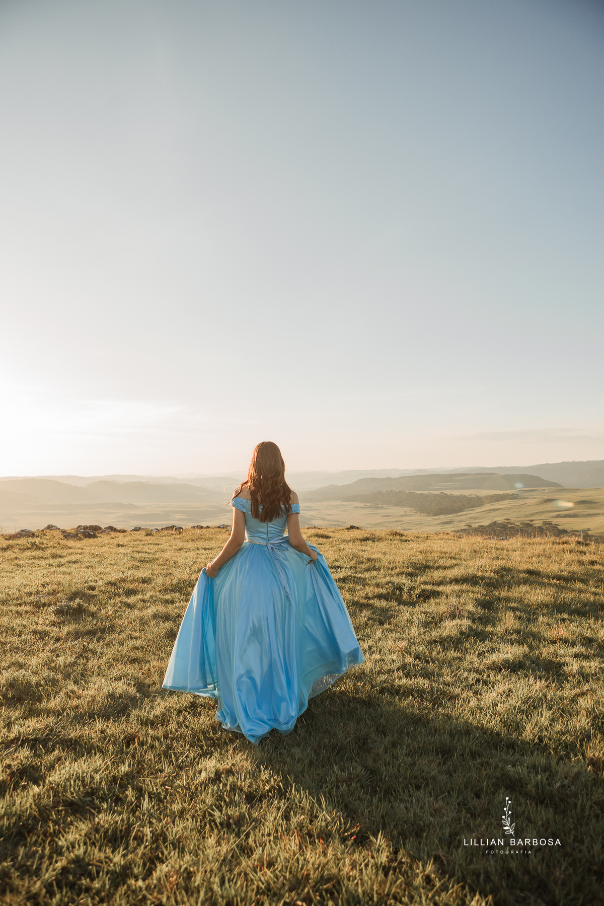 ensaio-de-quinze-anos-Serra-do-rio-do-rastro-vestido azu-e-cavalo-na-estrada--fotografa-de-lauro-muller-santa-catarina
