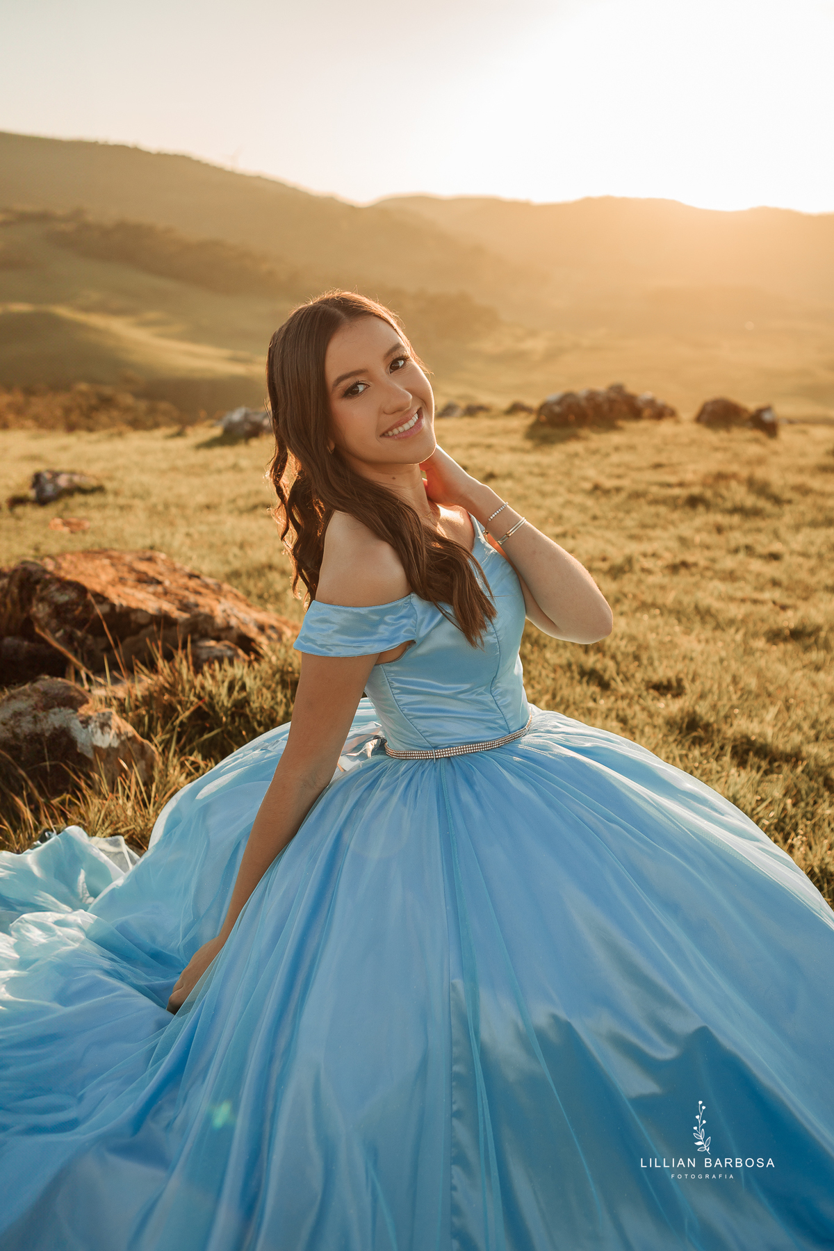 ensaio-de-quinze-anos-Serra-do-rio-do-rastro-vestido azu-e-cavalo-na-estrada--fotografa-de-lauro-muller-santa-catarina