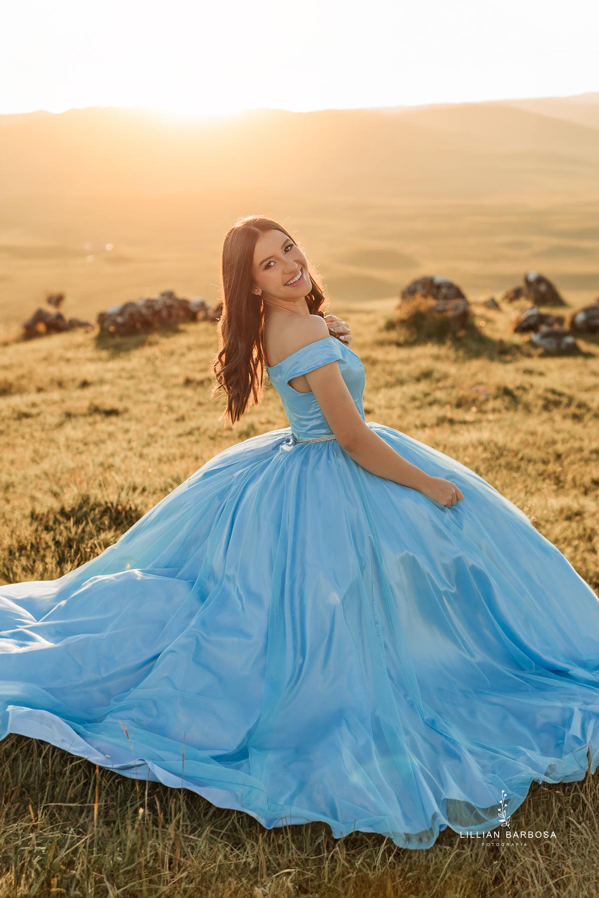 ensaio-de-quinze-anos-Serra-do-rio-do-rastro-vestido azu-e-cavalo-na-estrada--fotografa-de-lauro-muller-santa-catarina