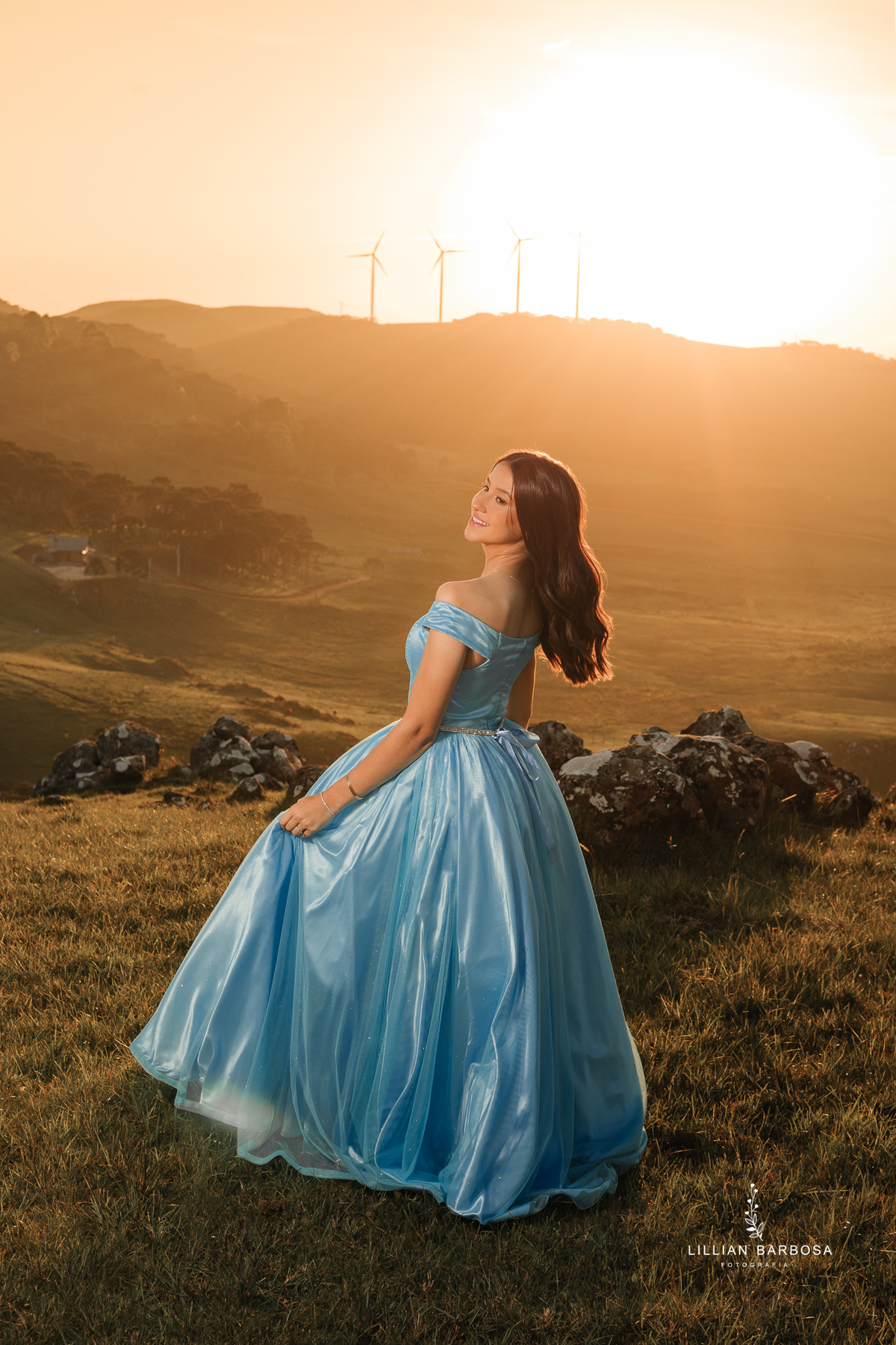 ensaio-de-quinze-anos-Serra-do-rio-do-rastro-vestido azu-e-cavalo-na-estrada--fotografa-de-lauro-muller-santa-catarina