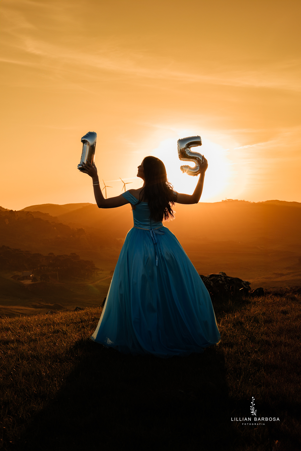 ensaio-de-quinze-anos-Serra-do-rio-do-rastro-vestido azu-e-cavalo-na-estrada--fotografa-de-lauro-muller-santa-catarina