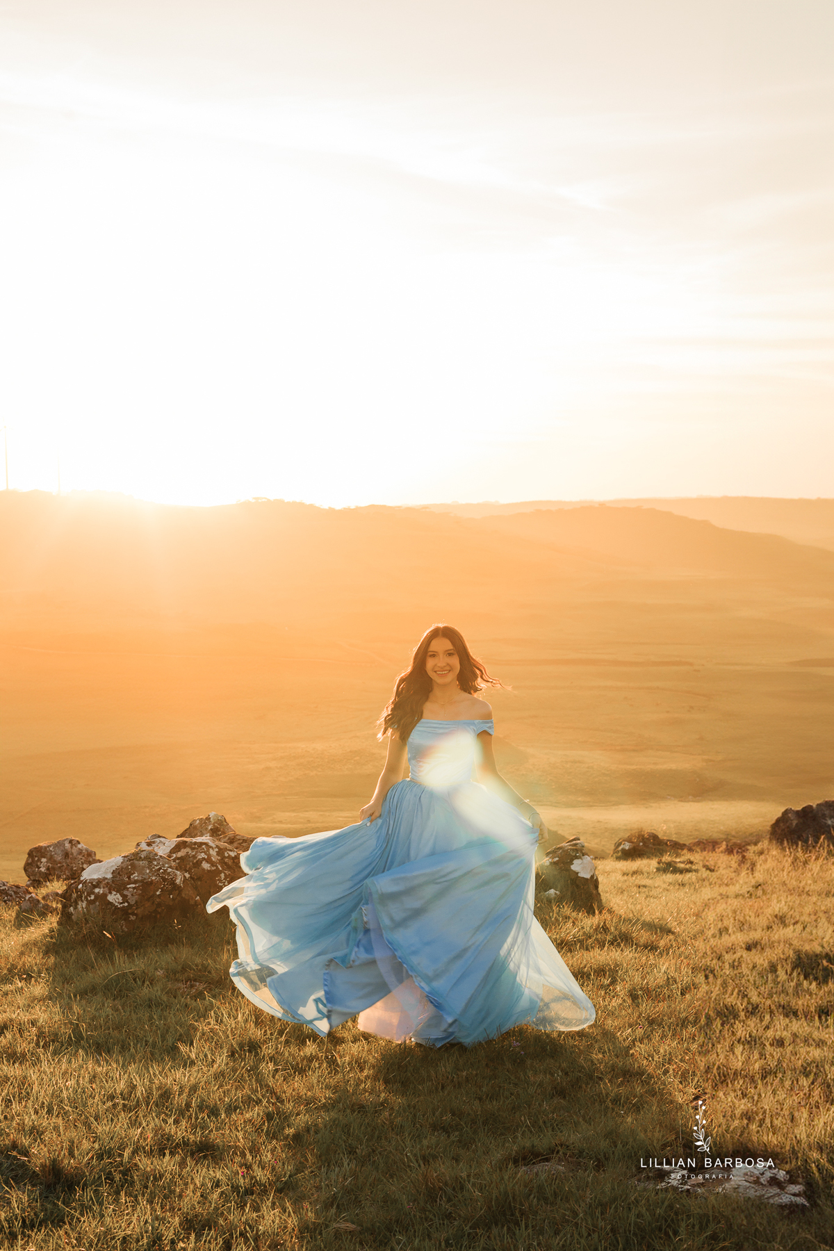 ensaio-de-quinze-anos-Serra-do-rio-do-rastro-vestido azu-e-cavalo-na-estrada--fotografa-de-lauro-muller-santa-catarina