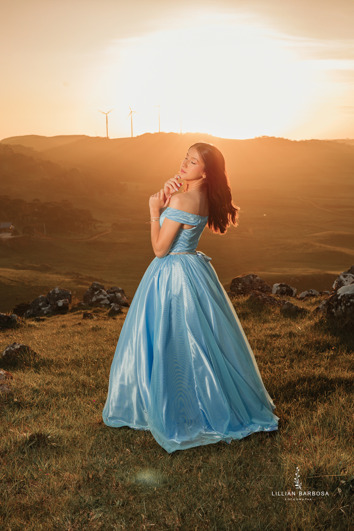 ensaio-de-quinze-anos-Serra-do-rio-do-rastro-vestido azu-e-cavalo-na-estrada--fotografa-de-lauro-muller-santa-catarina