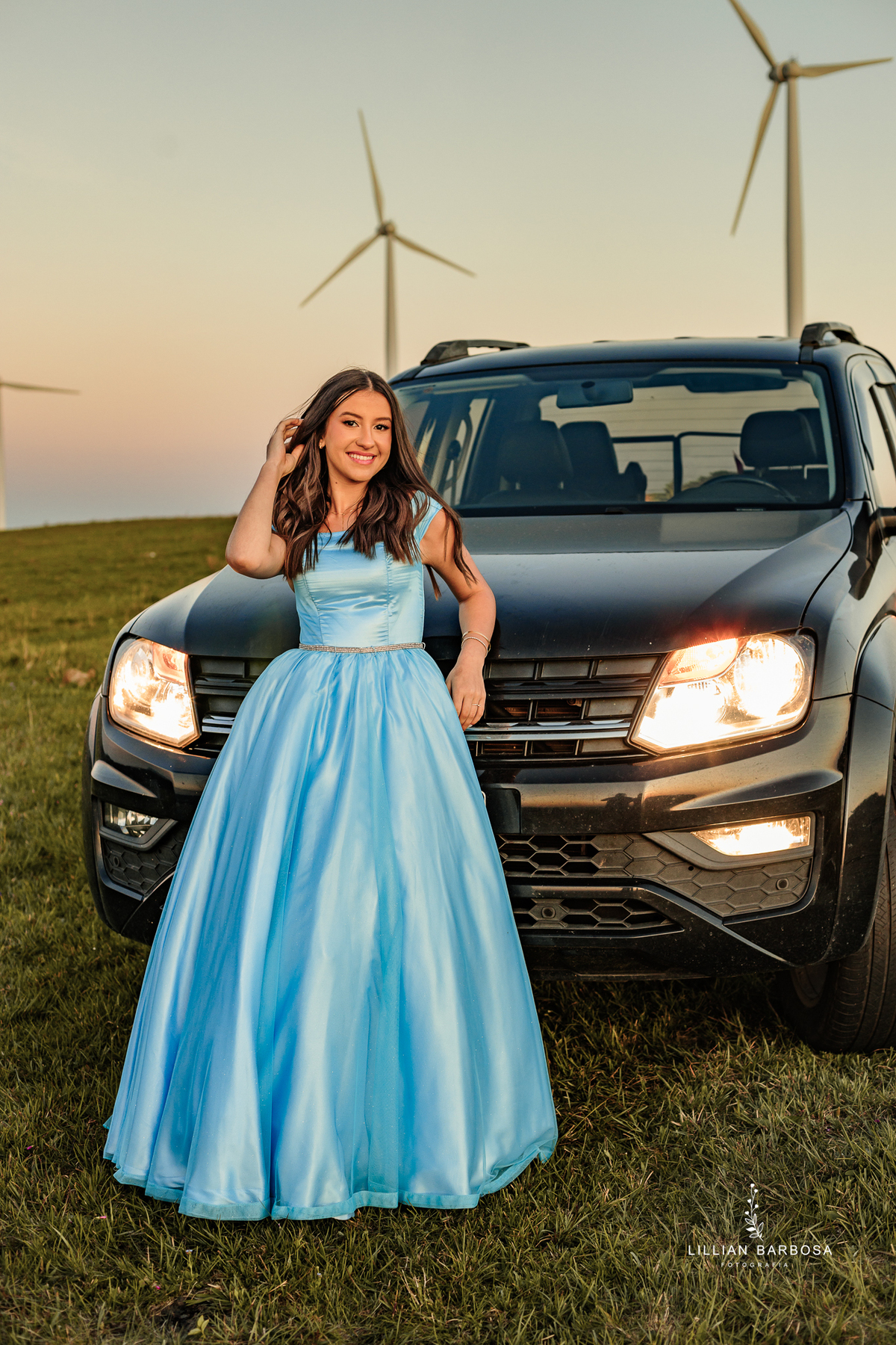 ensaio-de-quinze-anos-Serra-do-rio-do-rastro-vestido azu-e-cavalo-na-estrada--fotografa-de-lauro-muller-santa-catarina