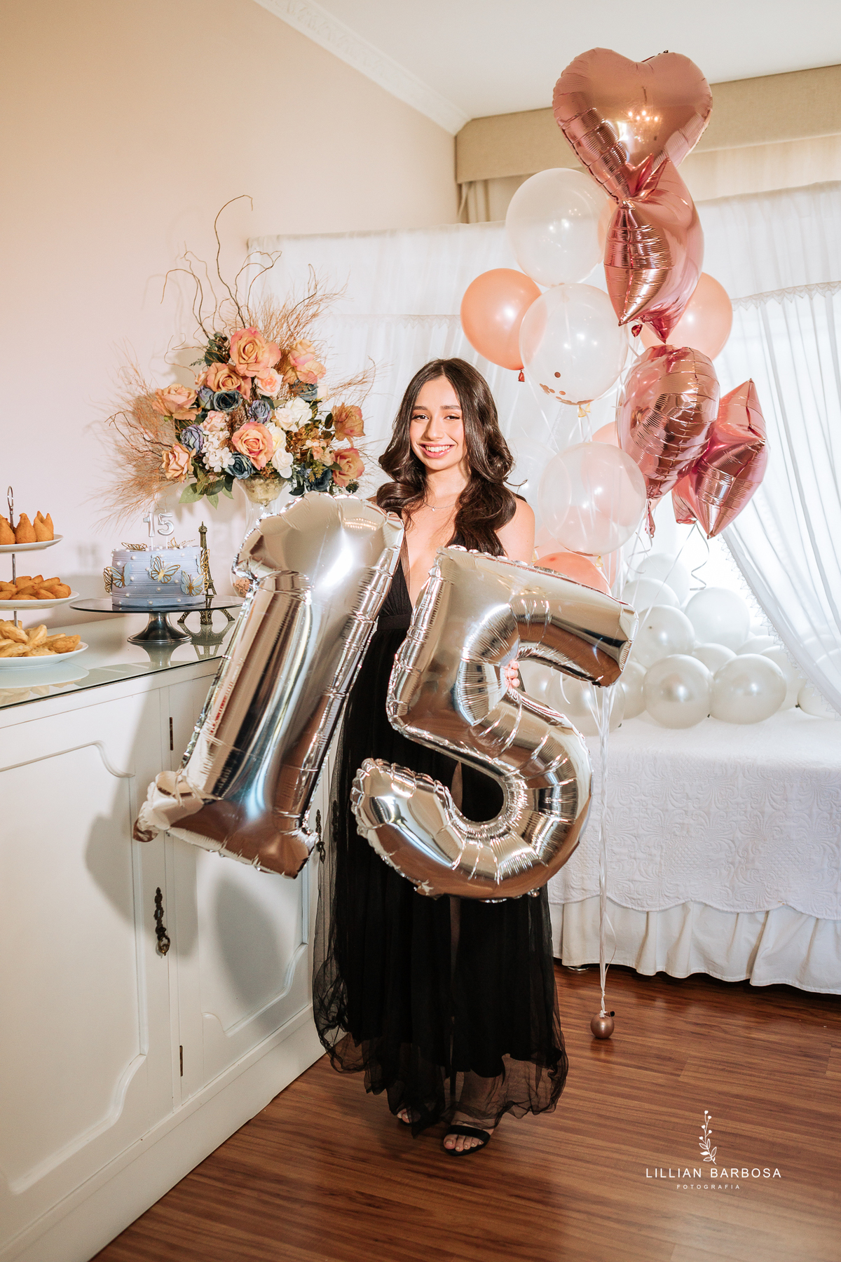ensaio-de-quinze-anos-Atelie-daniela-nagel-serra-do-rio-do-rastro-vestido azul-preto-rosa-balanço-com-flores-fotografa-de-lauro-muller-santa-catarina