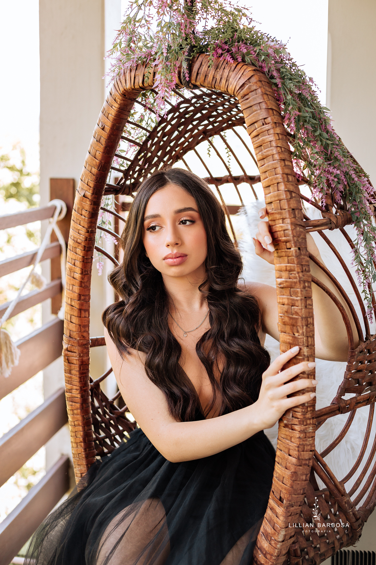 ensaio-de-quinze-anos-Atelie-daniela-nagel-serra-do-rio-do-rastro-vestido azul-preto-rosa-balanço-com-flores-fotografa-de-lauro-muller-santa-catarina