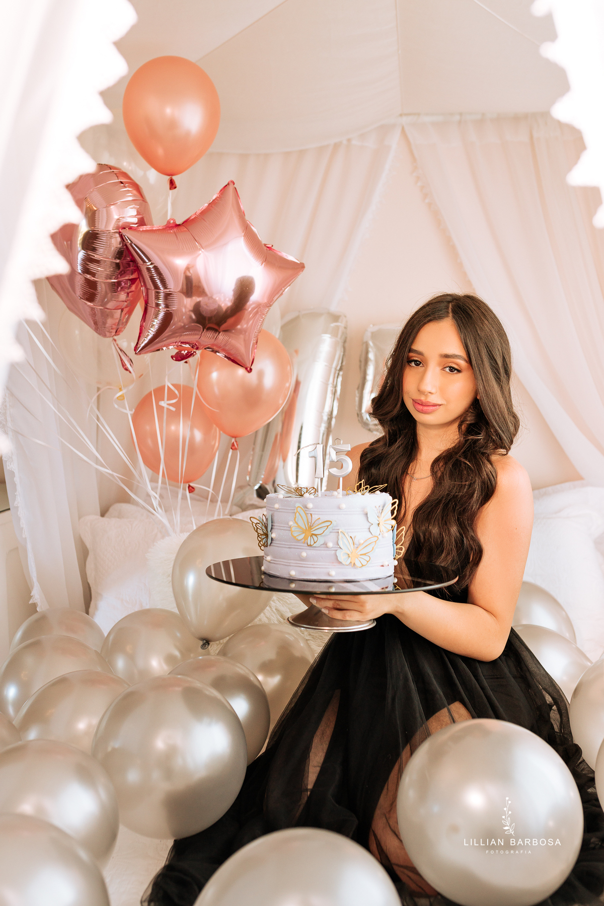 ensaio-de-quinze-anos-Atelie-daniela-nagel-serra-do-rio-do-rastro-vestido azul-preto-rosa-balanço-com-flores-fotografa-de-lauro-muller-santa-catarina