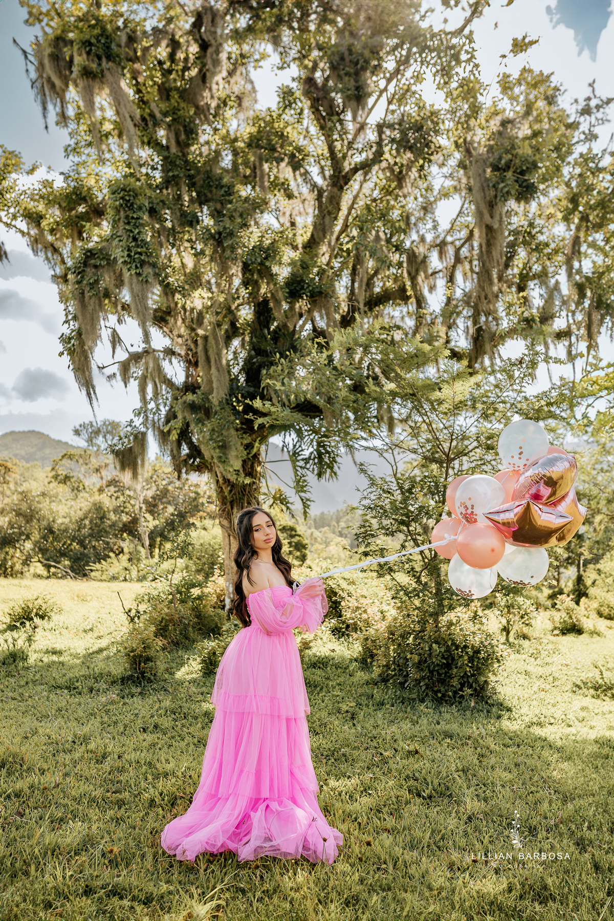 ensaio-de-quinze-anos-Atelie-daniela-nagel-serra-do-rio-do-rastro-vestido azul-preto-rosa-balanço-com-flores-fotografa-de-lauro-muller-santa-catarina