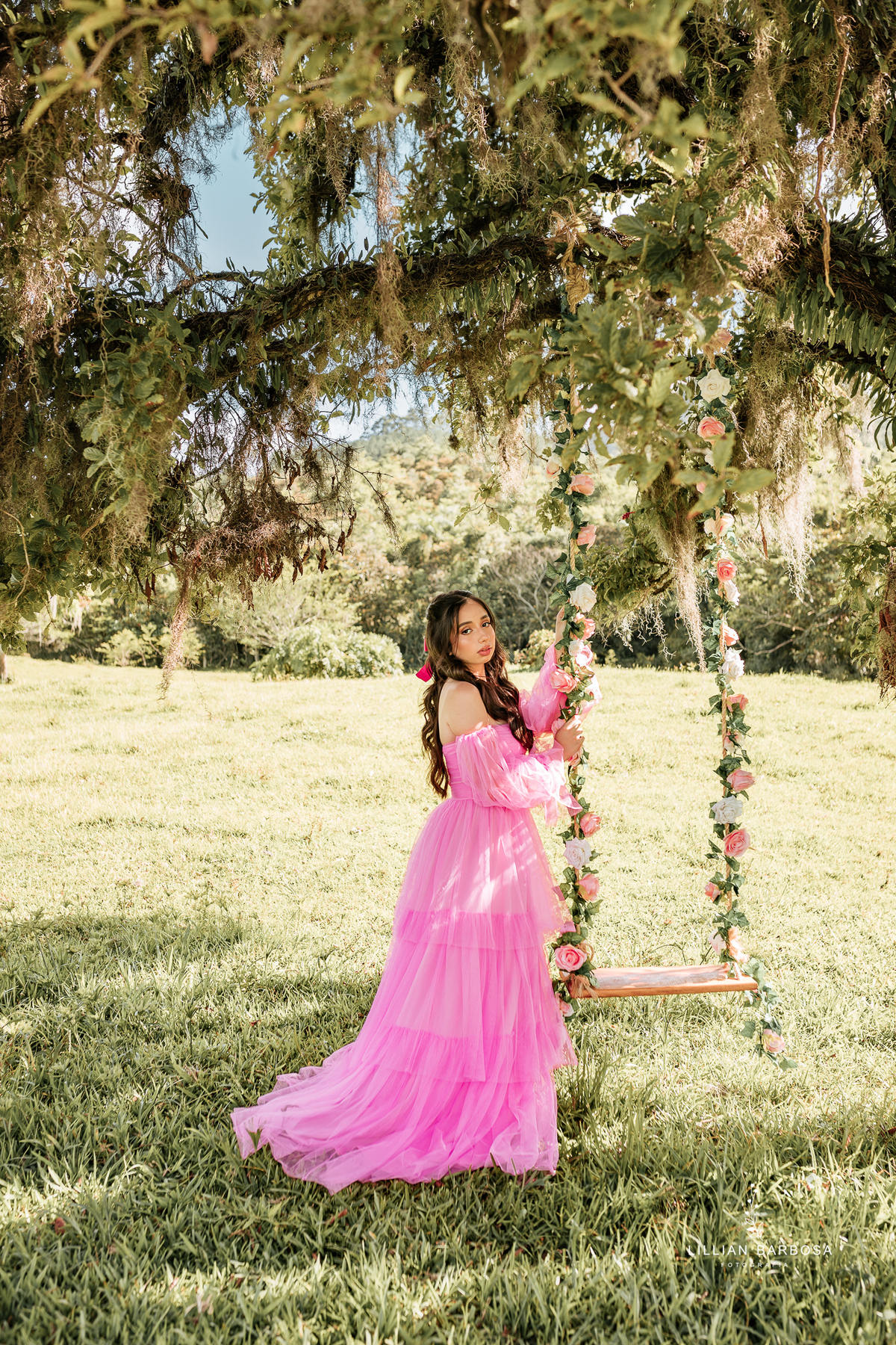 ensaio-de-quinze-anos-Atelie-daniela-nagel-serra-do-rio-do-rastro-vestido azul-preto-rosa-balanço-com-flores-fotografa-de-lauro-muller-santa-catarina