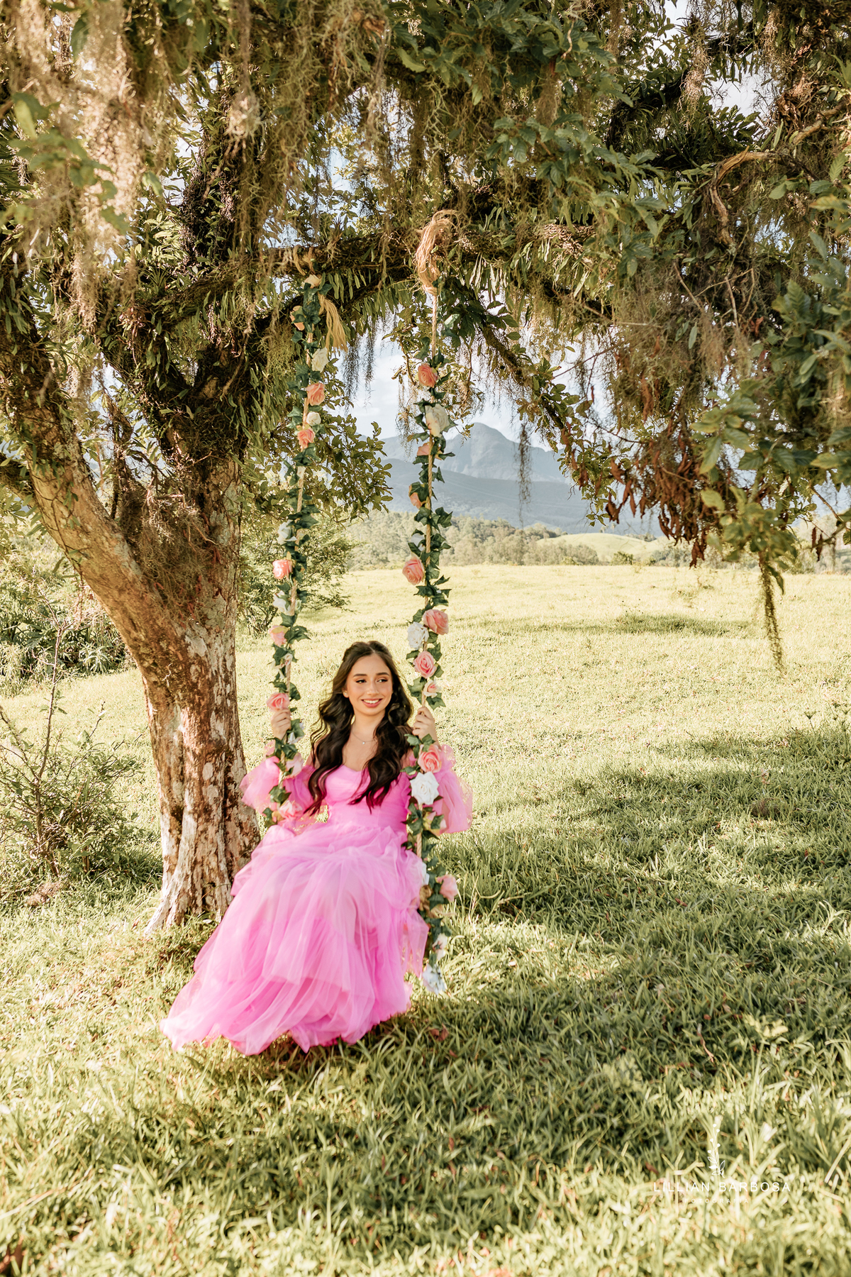 ensaio-de-quinze-anos-Atelie-daniela-nagel-serra-do-rio-do-rastro-vestido azul-preto-rosa-balanço-com-flores-fotografa-de-lauro-muller-santa-catarina
