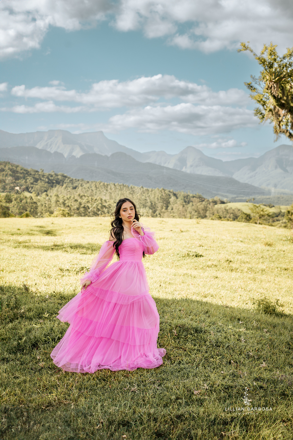 ensaio-de-quinze-anos-Atelie-daniela-nagel-serra-do-rio-do-rastro-vestido azul-preto-rosa-balanço-com-flores-fotografa-de-lauro-muller-santa-catarina