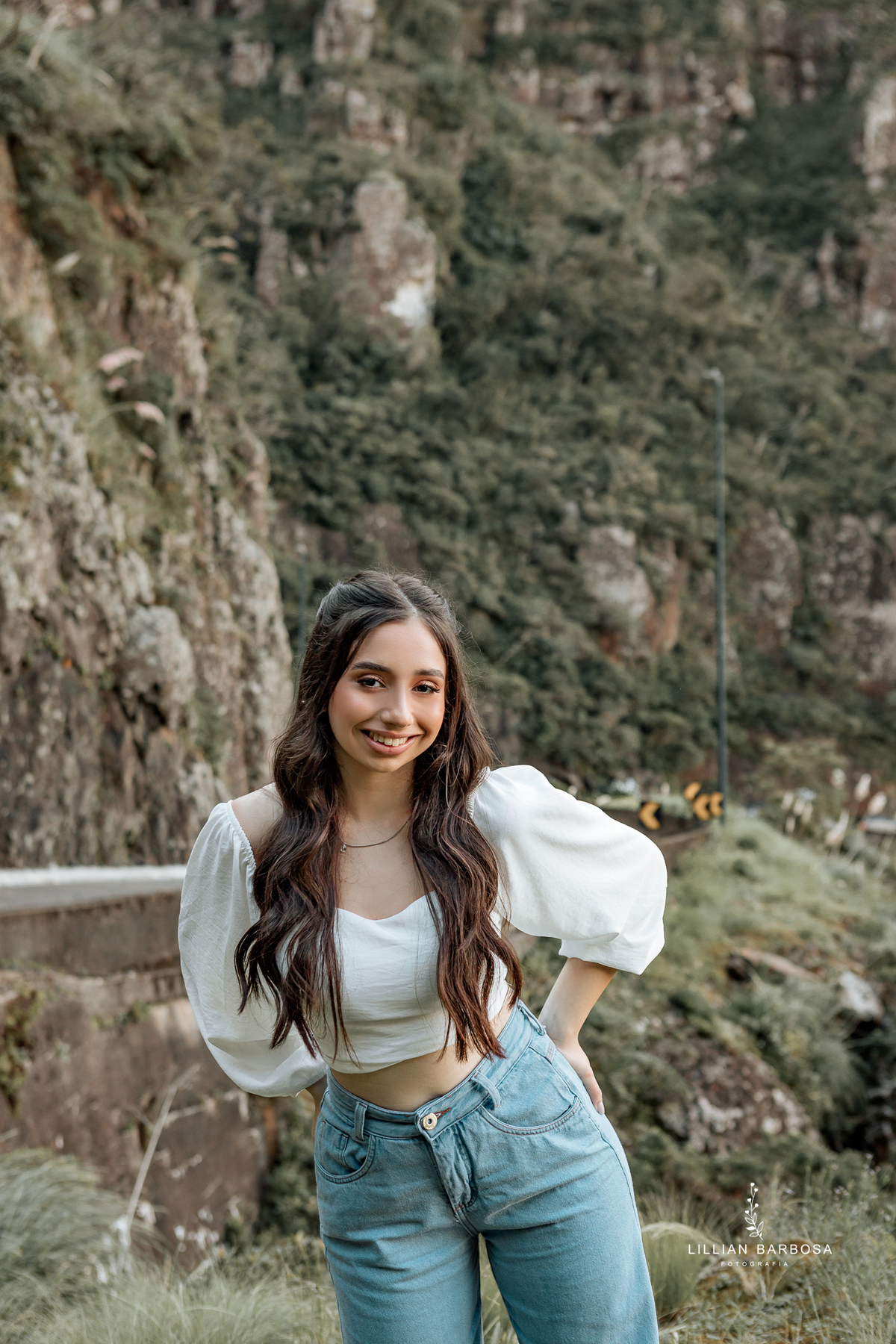 ensaio-de-quinze-anos-Atelie-daniela-nagel-serra-do-rio-do-rastro-vestido azul-preto-rosa-balanço-com-flores-fotografa-de-lauro-muller-santa-catarina