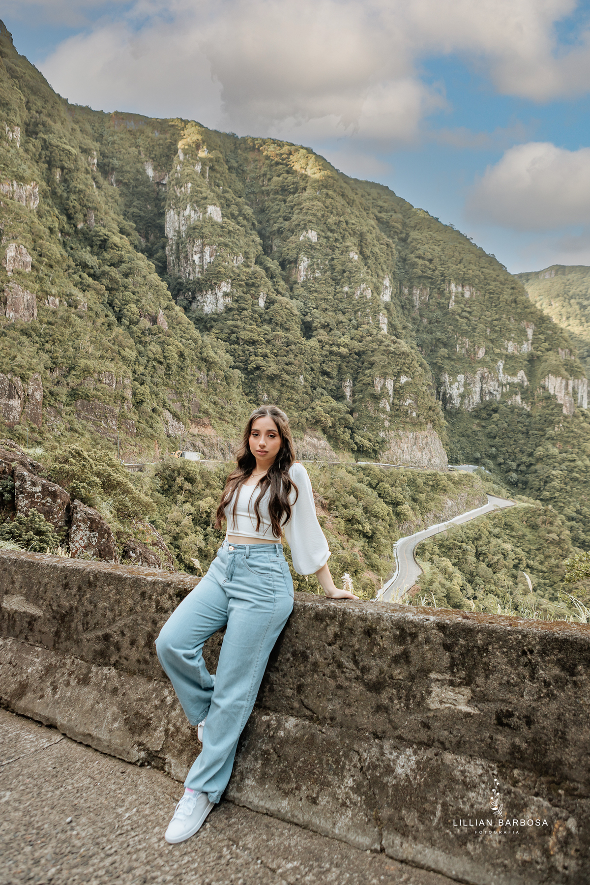 ensaio-de-quinze-anos-Atelie-daniela-nagel-serra-do-rio-do-rastro-vestido azul-preto-rosa-balanço-com-flores-fotografa-de-lauro-muller-santa-catarina