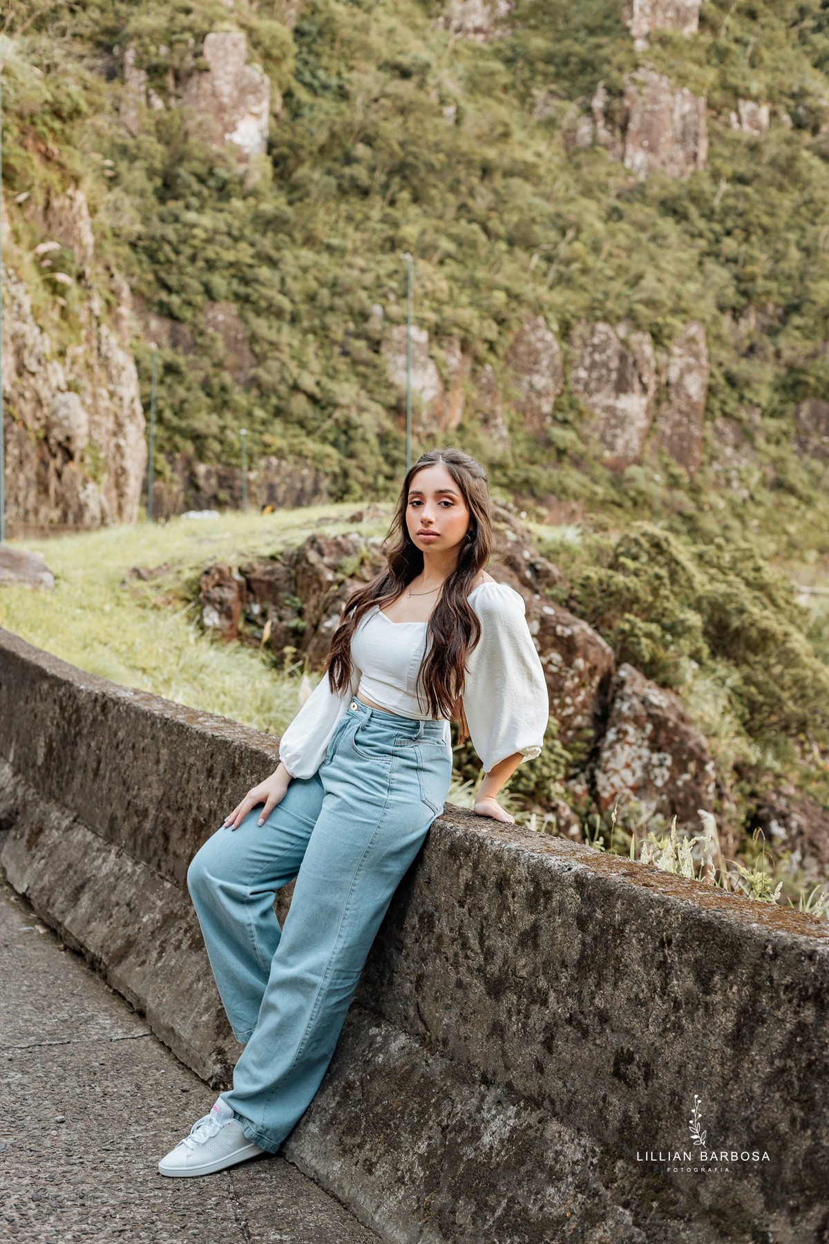 ensaio-de-quinze-anos-Atelie-daniela-nagel-serra-do-rio-do-rastro-vestido azul-preto-rosa-balanço-com-flores-fotografa-de-lauro-muller-santa-catarina
