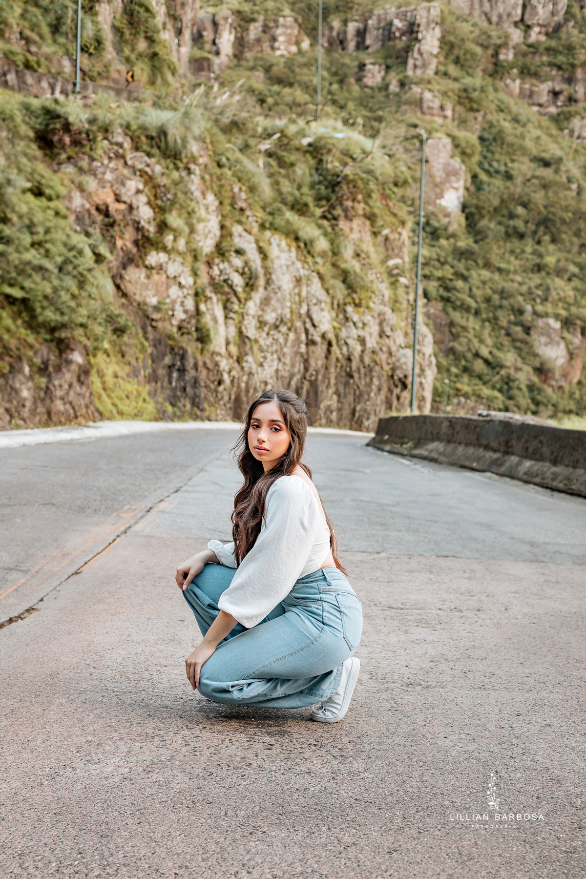 ensaio-de-quinze-anos-Atelie-daniela-nagel-serra-do-rio-do-rastro-vestido azul-preto-rosa-balanço-com-flores-fotografa-de-lauro-muller-santa-catarina