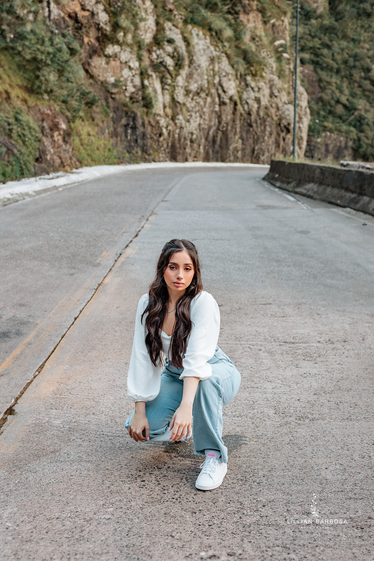 ensaio-de-quinze-anos-Atelie-daniela-nagel-serra-do-rio-do-rastro-vestido azul-preto-rosa-balanço-com-flores-fotografa-de-lauro-muller-santa-catarina