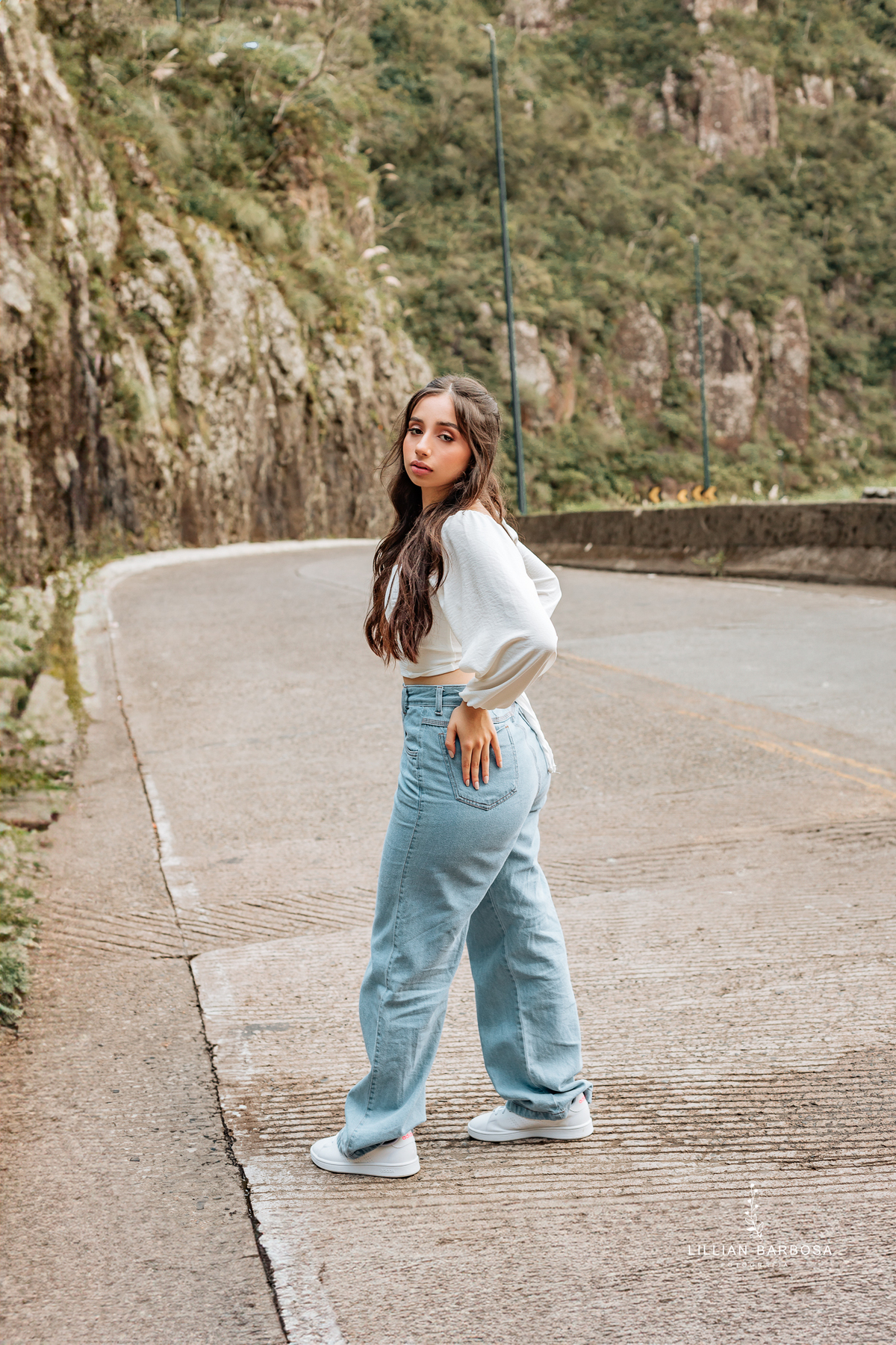 ensaio-de-quinze-anos-Atelie-daniela-nagel-serra-do-rio-do-rastro-vestido azul-preto-rosa-balanço-com-flores-fotografa-de-lauro-muller-santa-catarina