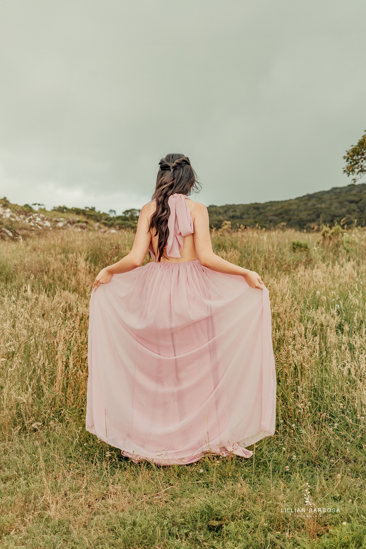ensaio-de-quinze-anos-Atelie-daniela-nagel-serra-do-rio-do-rastro-vestido azul-preto-rosa-balanço-com-flores-fotografa-de-lauro-muller-santa-catarina