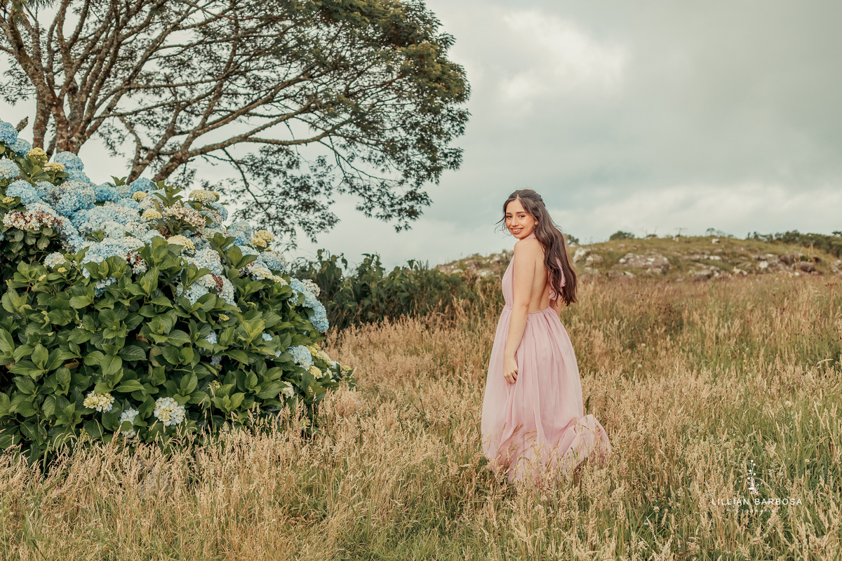 ensaio-de-quinze-anos-Atelie-daniela-nagel-serra-do-rio-do-rastro-vestido azul-preto-rosa-balanço-com-flores-fotografa-de-lauro-muller-santa-catarina