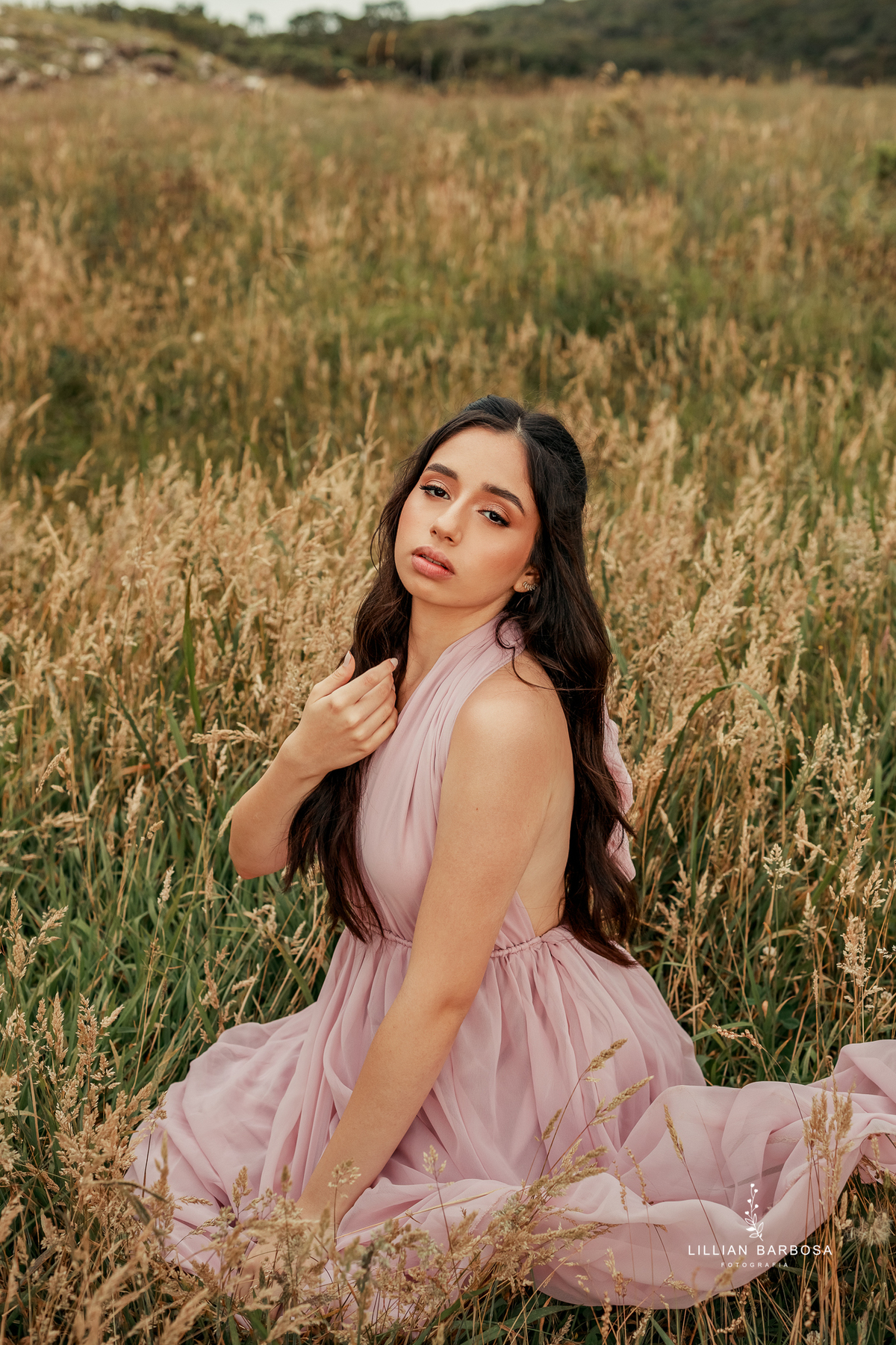 ensaio-de-quinze-anos-Atelie-daniela-nagel-serra-do-rio-do-rastro-vestido azul-preto-rosa-balanço-com-flores-fotografa-de-lauro-muller-santa-catarina