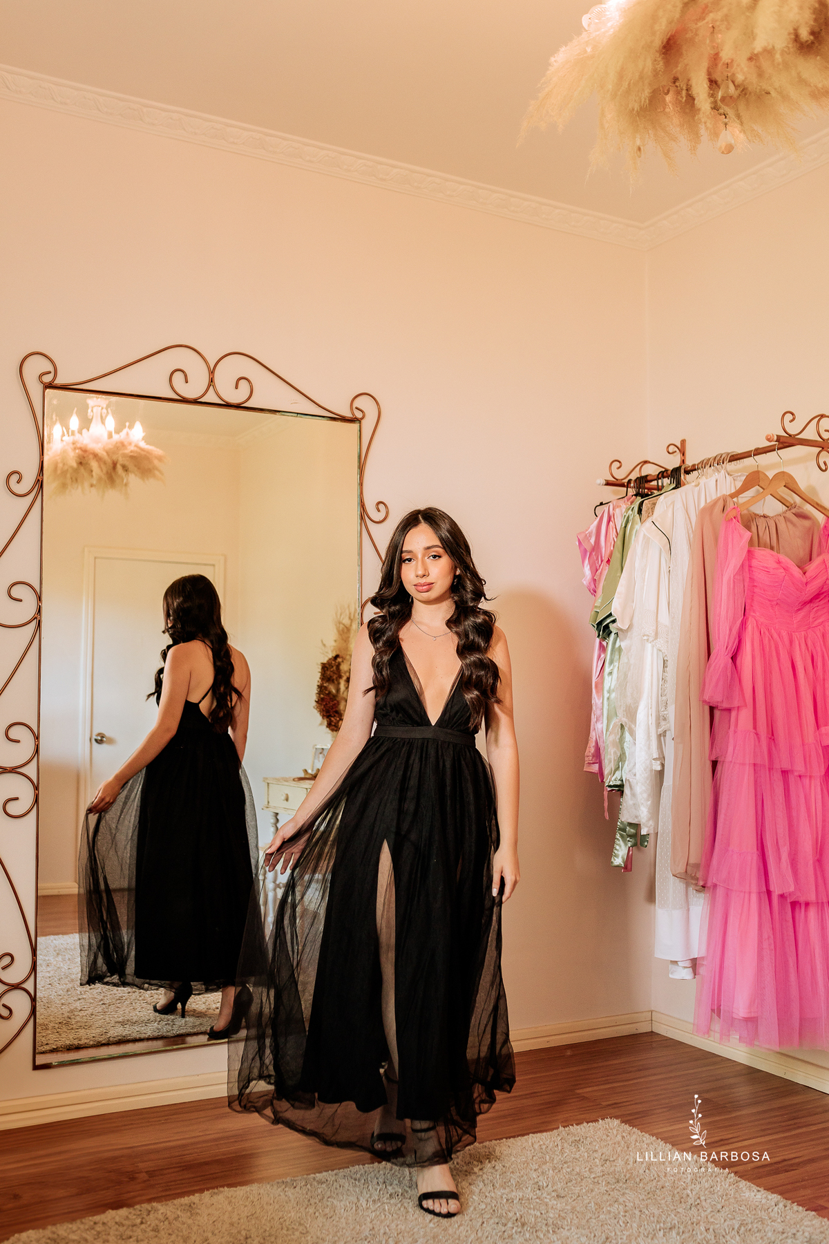 ensaio-de-quinze-anos-Atelie-daniela-nagel-serra-do-rio-do-rastro-vestido azul-preto-rosa-balanço-com-flores-fotografa-de-lauro-muller-santa-catarina